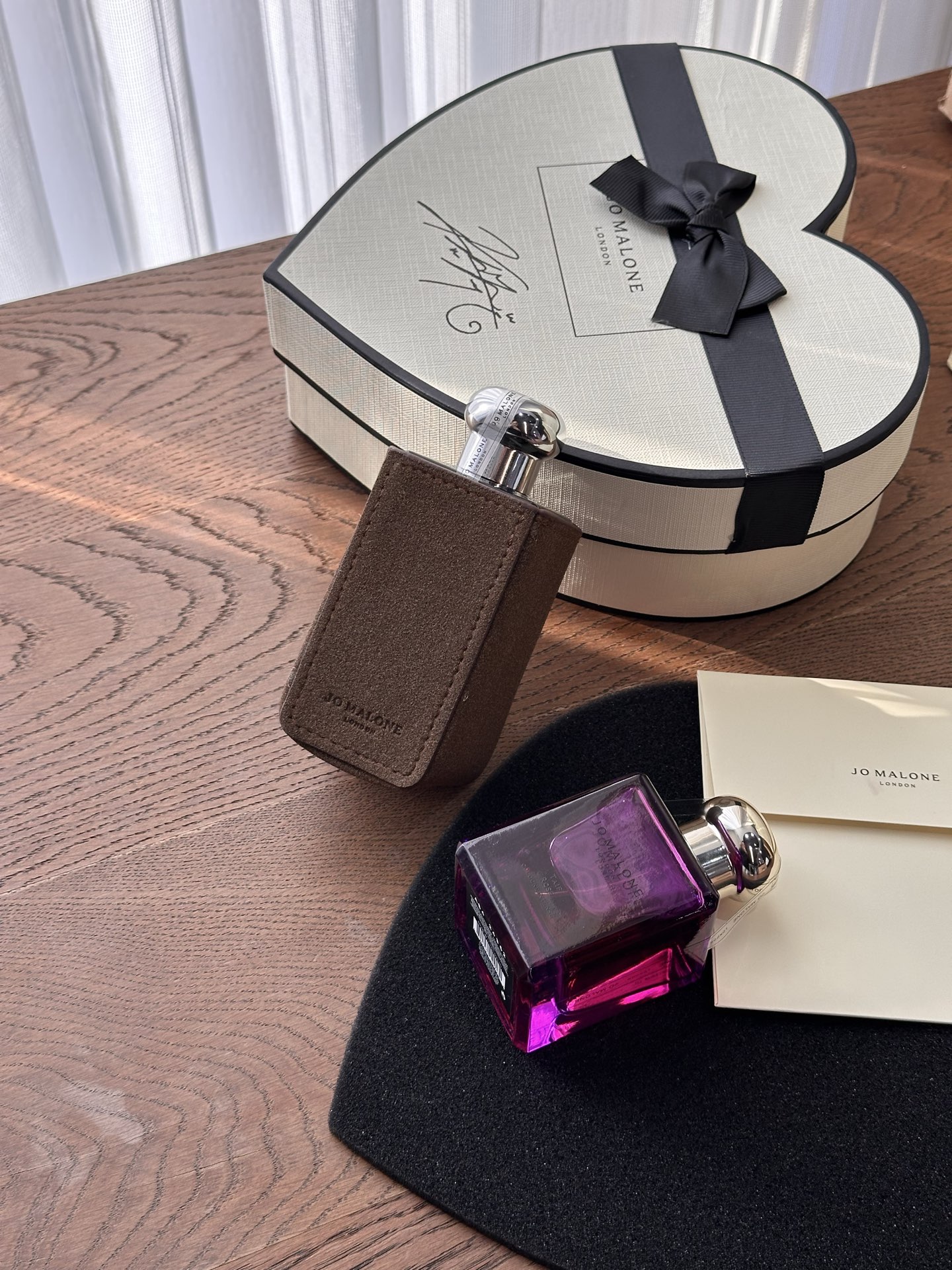 NO:811342,Among all the heart-shaped pink gift boxes, it is eye-catching. This implicit and reserved expression of love perfectly matches the intention of Chinese Valentine's Day. I need to buy two sets immediately!  !  The unique rose and the only cypress-themed woody scent on the market come in a gift box!  It’s really a great value to get two of them!  ,perfume19860909在一众爱心形状粉红色的礼盒中让人眼前一亮 这种含蓄矜持的爱意表达和七夕的意向也是完美契合 不说了马上买两套！！ 独一无二的玫瑰与市面上唯一桧木主题的木香 作为礼盒一整套！拿下两款真的太超值了！,香水,accessory