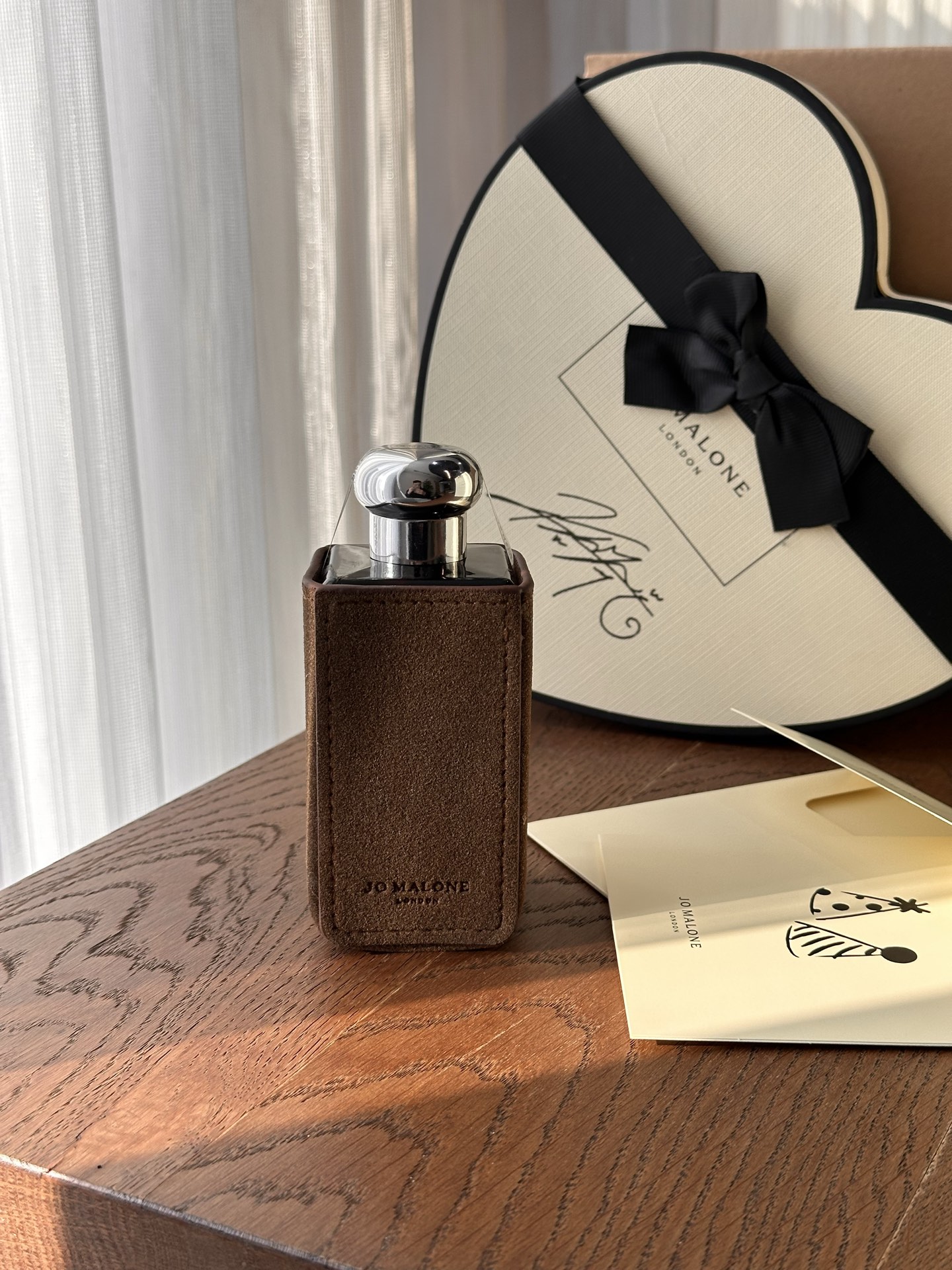 NO:811339,[Untainted wood and cedar] Pure cypress highly restores the tranquility of the original forest, as if you are in a leisurely forest, with a sense of Zen lingering in the top notes of moist green moss. Middle notes of cypress  The aroma is extremely penetrating, and instantly cuts through the fog in the forest. The tail notes of cedar and rosemary interweave out a clear and clean scent. This aroma is perfect for those of us who want to enjoy a moment of solitude and feel the inner peace. It is the smell that a highly intelligent person would have. Perfume19860909【无垢木与雪松】 纯粹的桧木高度还原了原始森林的静谧感仿佛置身于悠闲的森林之中,禅意缭绕前调潮湿绿意的苔藓扑鼻而来. 中调桧木 香气穿透力极强,瞬间拨开林间迷雾尾调雪松与迷迭香,交织出清透干净的气息～这种香气太适合我们淡人去用了享受片刻的独处,感受内心的宁静～是高智感淡人身上会有的气味~,香水,accessory
