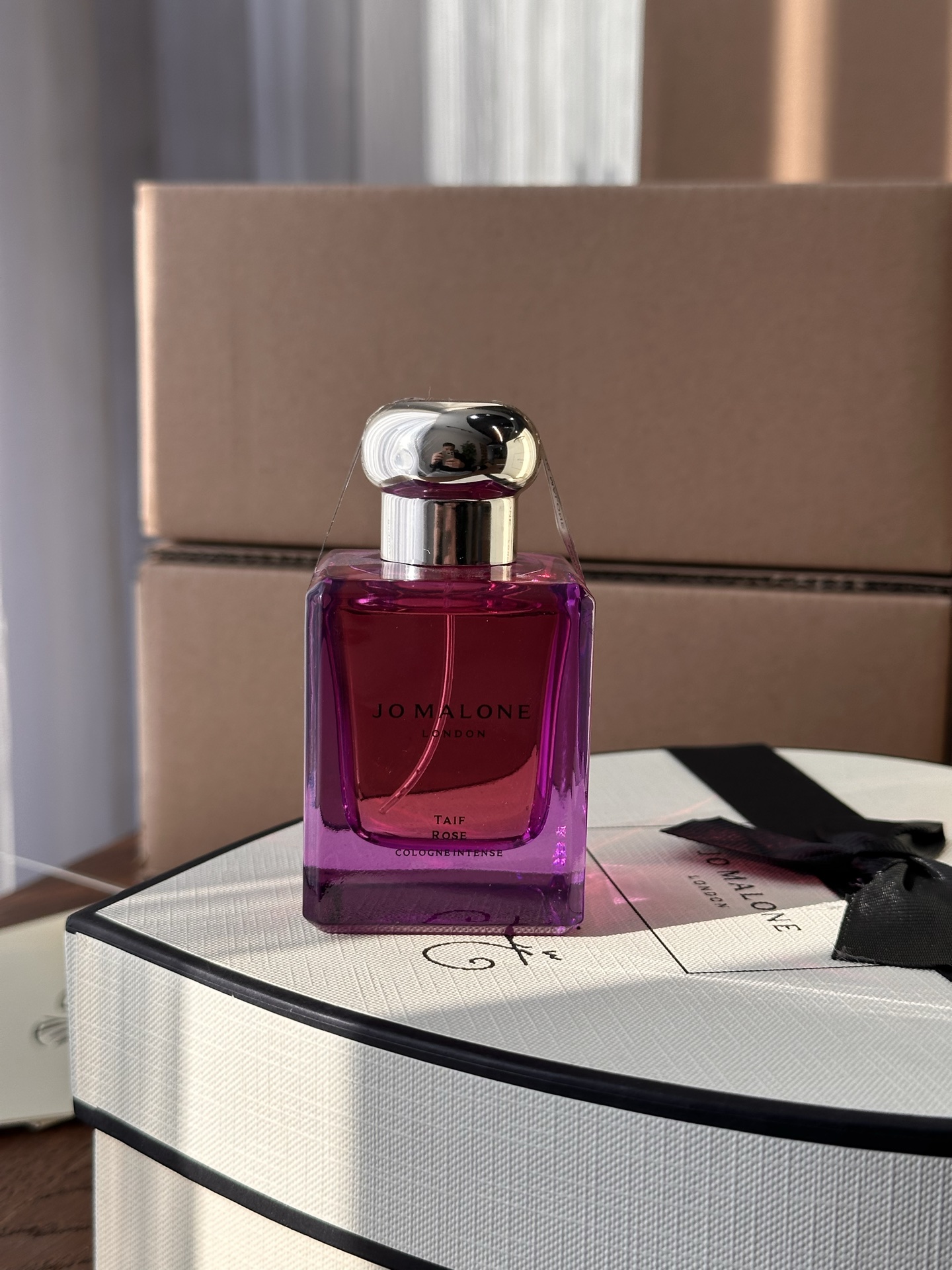 NO:811335,[Taif Rose] Its raw materials come from the roses specially supplied to the royal family of Taif, the 'City of Roses' on the Arabian Peninsula. The top note is the fresh collision of Taif rose extract and berries, like the first blooming rose in the morning. The middle note is Taif rose essence, which is fragrant and overflowing with floral fragrance; the back note is coffee beans and golden amber, which adds a sense of luxury to the rose layer by layer. It is gentle and charming. Spray it on, and you will feel full of the atmosphere of a rich family.  It has a noble aura, who can’t help but be moved by smelling it!  !  ,perfume19860909【塔伊夫玫瑰】 其原料源自阿拉伯半岛上“玫瑰之城” 塔伊夫的皇室特供玫瑰. 前调塔伊芙玫瑰浸萃与浆果的清新碰撞 像清晨初绽的玫瑰 中调塔伊夫玫瑰精华馥郁登场,花香满溢； 后调咖啡豆与金色琥珀交织,为玫瑰层层递进增加高级感 温柔又迷人. 喷上它,富家千金氛围感拉满, 自带矜贵气场,谁闻了能不心动！！,香水,accessory