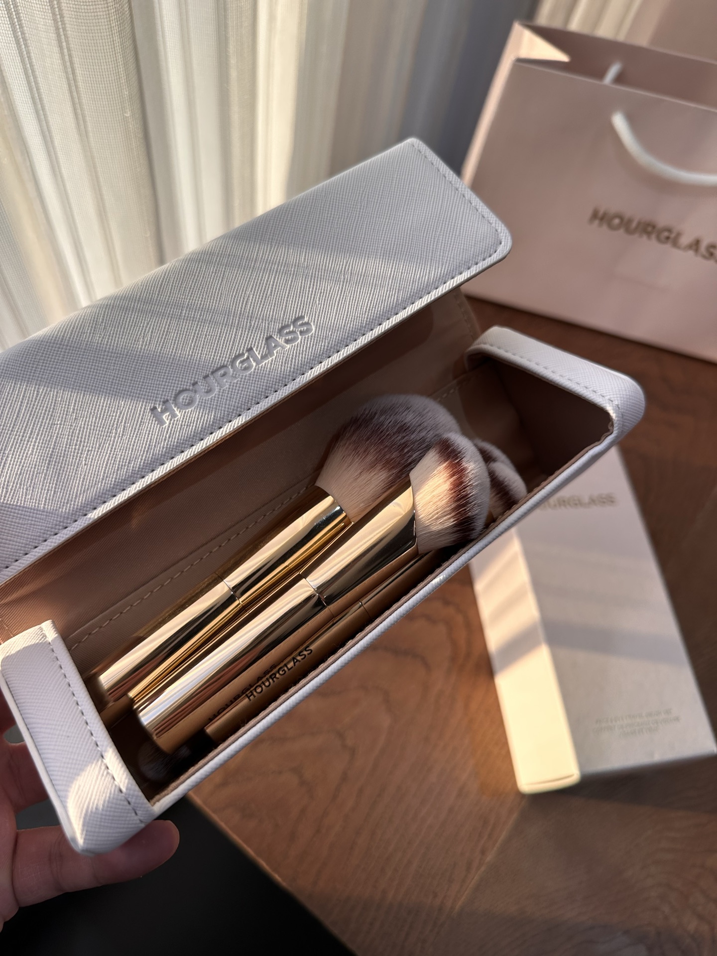 NO:810839,The number of brushes in the set is just right!  The eye brush + facial brush have full coverage, and can be used to apply eye shadow color, outline details, blush contour, and set makeup with loose powder. One set can handle the entire face makeup, and there is no need to bring a bunch of brushes here and there. It also comes with a white storage bag of the same series, which is dustproof and prevents the bristles from deforming, and is super convenient for storage and organization. Chaopin Department Store19860909套组里的刷子数量刚刚好！ 眼部刷+面部刷全覆盖,眼影铺色、细节勾勒、腮红修容、散粉定妆全都能搞定,一套就能承包全脸妆容再也不用东拼西凑带一堆刷子了. 还配了同系列的白色收纳包 防尘又防刷毛变形,收纳整理超方便.,潮品百货,accessory