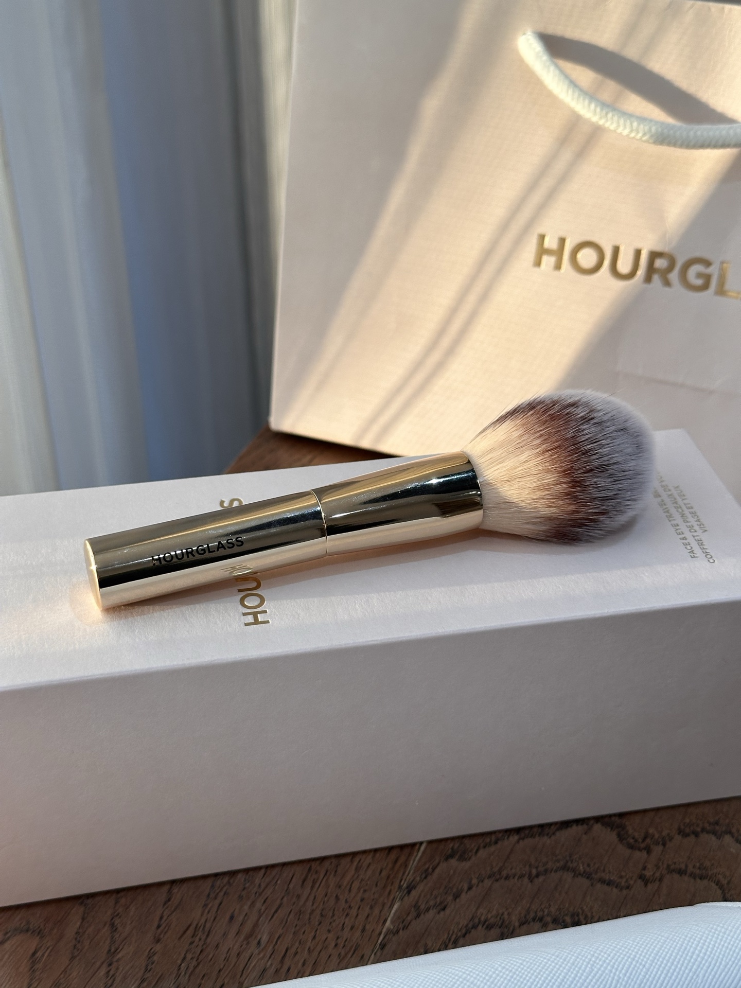 NO:810835,Makeup Setting Brush Large size fluffy brush head, suitable for dipping loose powder and honey powder to set makeup on the entire face. The bristles capture the powder evenly and apply the powder lightly, making the makeup setting effect docile and not heavy. It can also be used to sweep away excess floating powder on the face. Chaopin Department Store19860909定妆刷 大尺寸蓬松刷头,适合蘸取散粉、蜜粉进行全脸定妆,刷毛抓粉均匀且上粉轻薄,能让定妆效果服帖不厚重,还可用于扫去脸部多余浮粉.,潮品百货,accessory