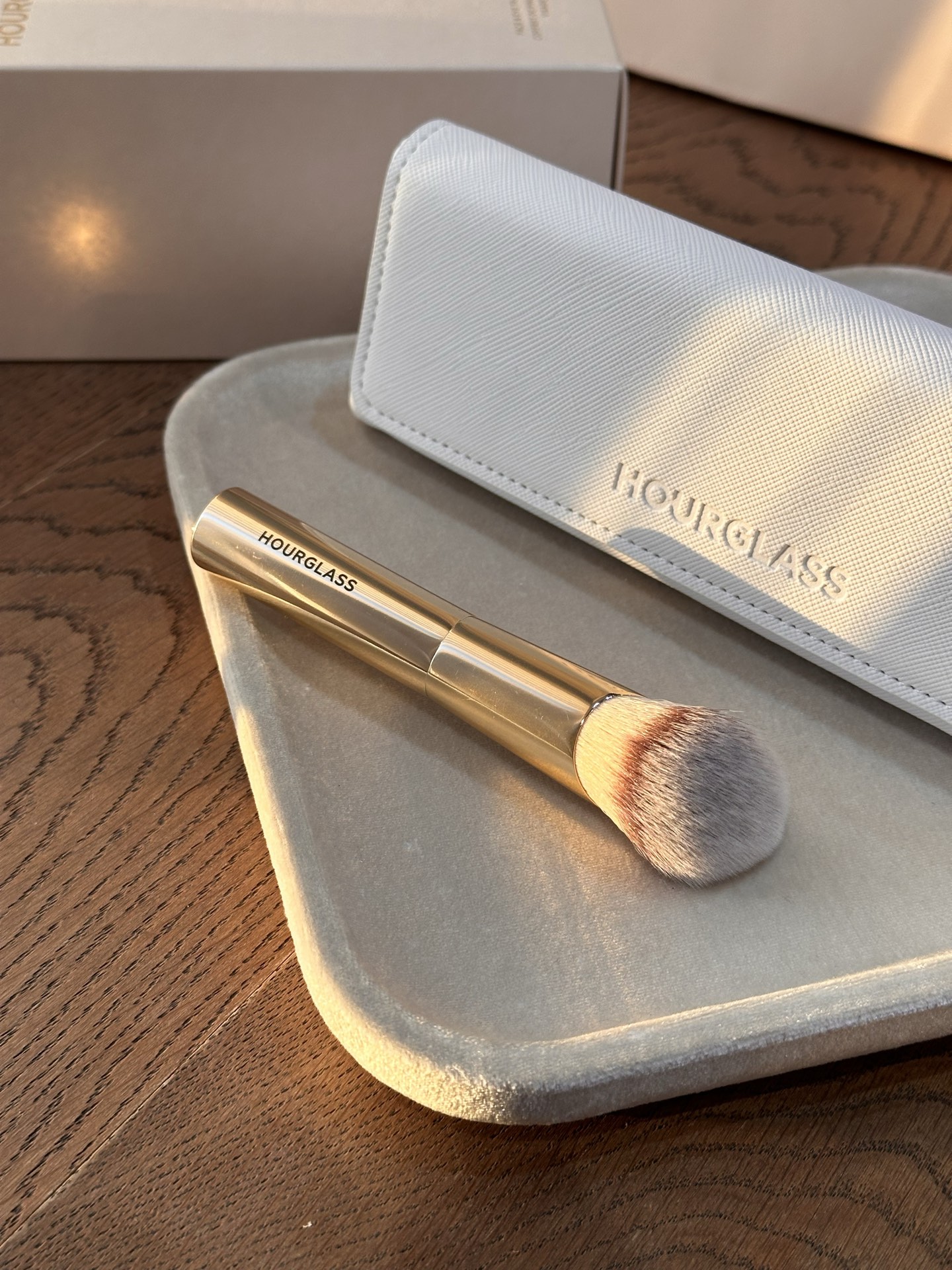 NO:810833,The brush head of the foundation brush is designed to fit the texture of the facial skin. After soaking in liquid foundation and cream foundation, it can spread the makeup evenly to create a delicate light-sense makeup. It can also be used for partial makeup to make the makeup fit better. Chaopin Department Store19860909粉底刷 刷头设计贴合面部肌肤纹理,蘸取粉底液、粉底霜后,能均匀推开底妆,打造细腻的光感底妆,也可用于局部补妆,让底妆更贴合.,潮品百货,accessory