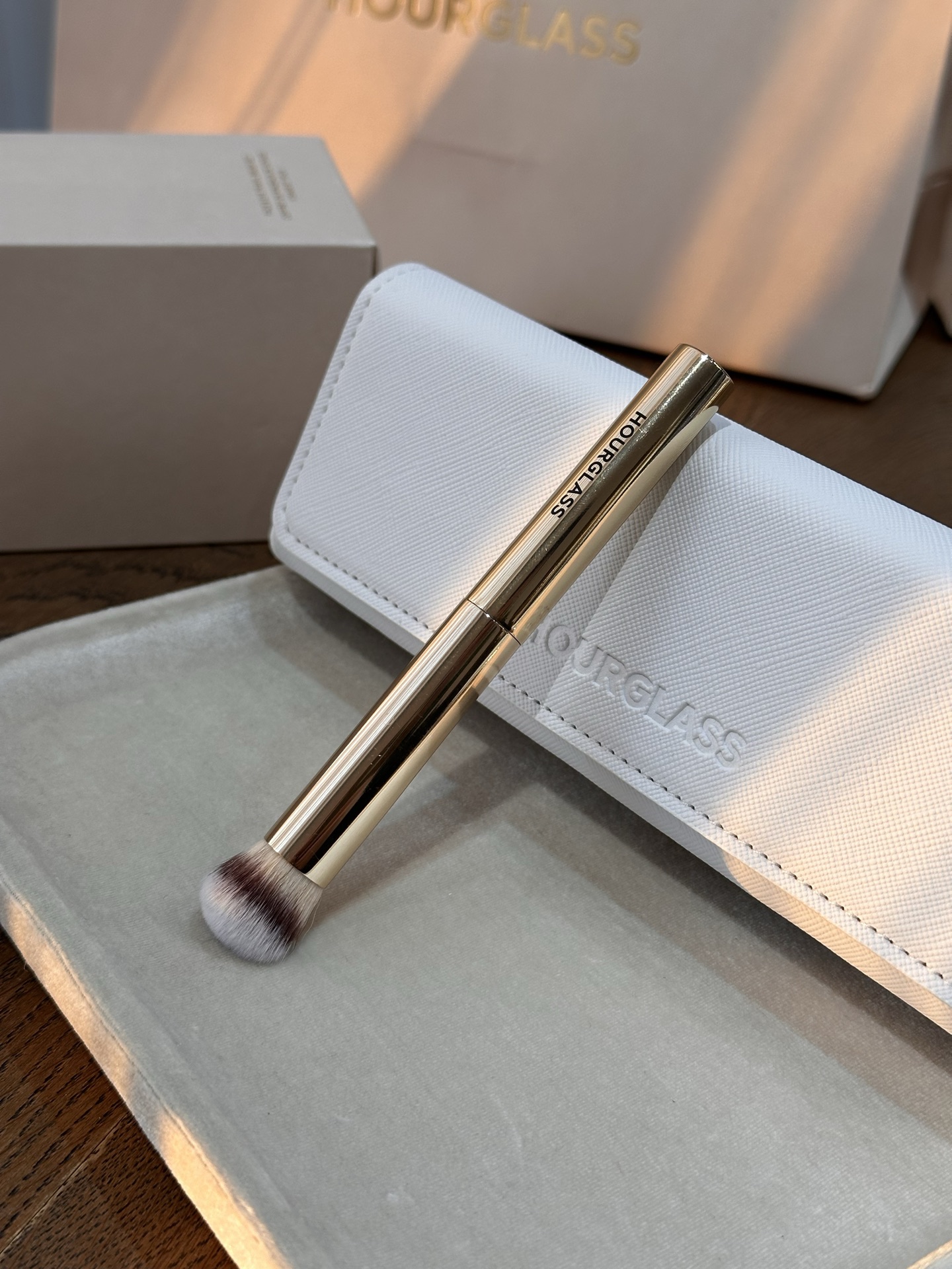 NO:810831,Concealer Brush Precisely dip concealer product into it and apply it dotted on acne marks, dark circles, tear troughs and other areas. The dense bristles can pat the concealer away and knead it evenly, making the concealer and base makeup blend more naturally without getting stuck. Chaopin Department Store19860909遮瑕刷 精准蘸取遮瑕产品,点涂在痘印、黑眼圈、泪沟等部位,刷毛密实能将遮瑕膏拍开揉匀,让遮瑕与底妆融合更自然,不卡纹.,潮品百货,accessory
