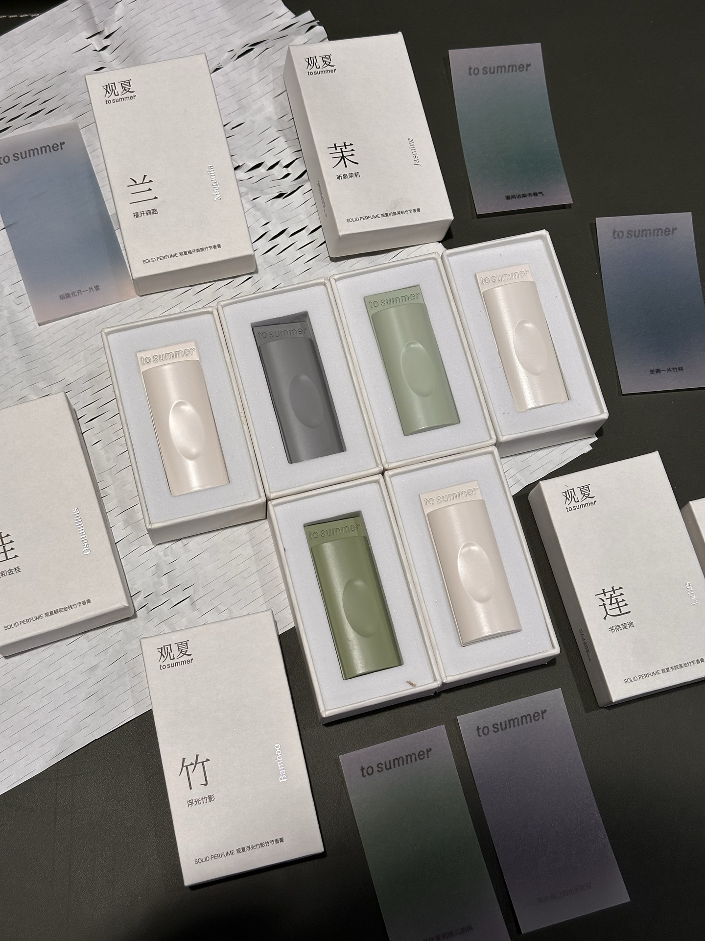 NO:810867,Both boys and girls can use it. The smell is light and not pungent, just right!  It's small enough to carry in your bag, so it's super convenient to take with you on dates and trips. You can just apply it behind your ears, on your collarbones, or on your wrists. The scent is natural and long-lasting, and it's not artificial at all. You can't help but sniff yourself several times after applying it!  , Car Aromatherapy. Home Fragrance. Candles19860909男生女生都能用 味道清淡不刺鼻,刚刚好！ 小小一个揣包里,约会旅行带着超方便 耳后、锁骨、手腕随便一抹 留香自然持久,完全不做作 涂完都忍不住偷偷闻自己好几遍！,车载香薰.居家香氛.蜡烛,accessory