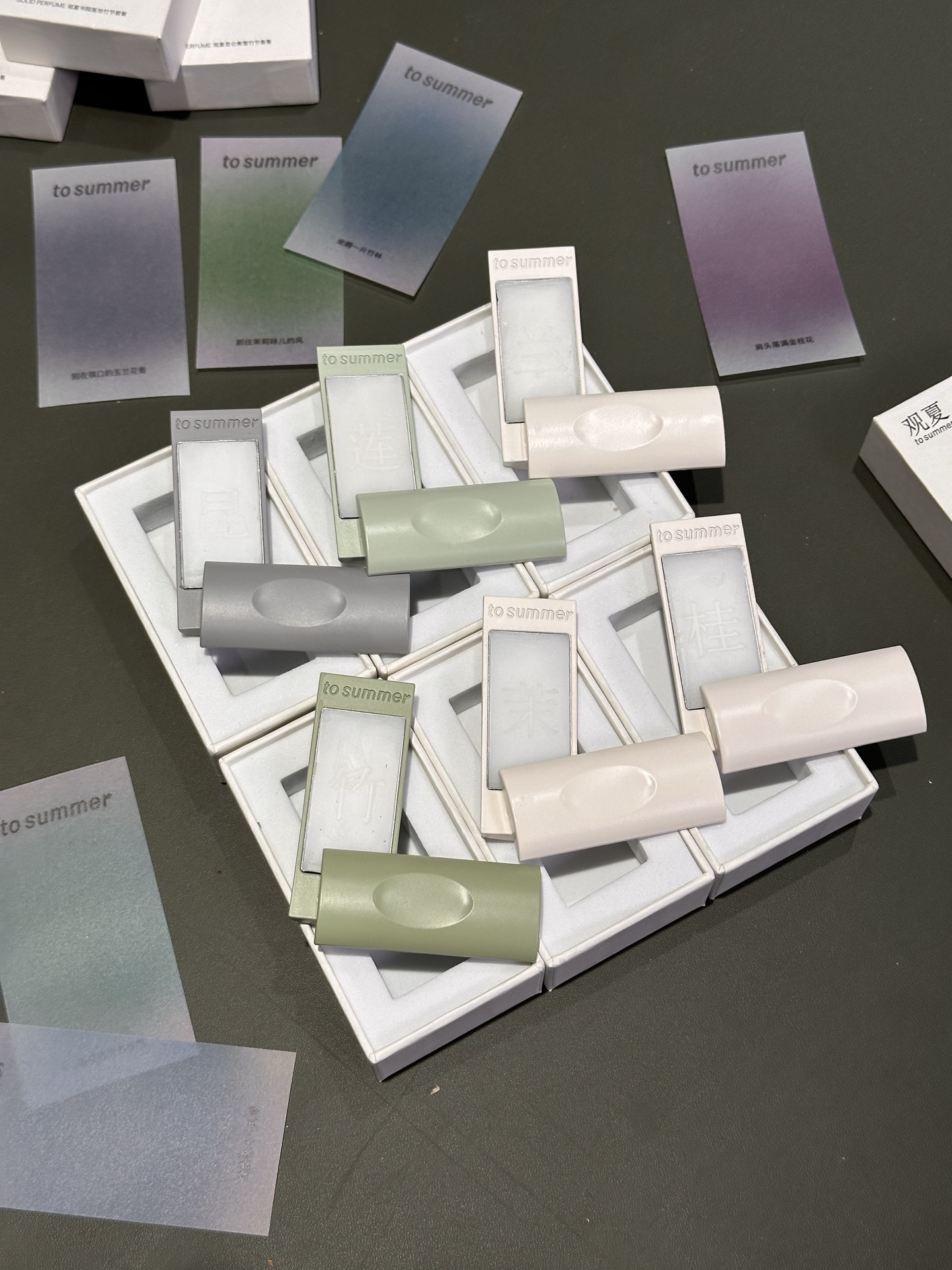 NO:810864,It's palm-sized and very delicate, taking up no space at all in your pocket!  The smell of sweat and odor is covered with just one swipe, and the fragrance is naturally non-irritating. Whether it’s a date, a business trip or a class reunion, it’s super nice to use it to refill your scent. Everyone who meets you will praise you for your exquisite lifestyle!  The six scents are all amazing!  Gently apply it on the wrist, behind the ears, and on the neck. The sense of luxury begins to spread from the sense of smell. The fragrance follows you everywhere, marking your daily taste~, car aromatherapy, home fragrance, candle19860909巴掌大小超精致 揣兜里完全不占地儿！ 汗味、异味一抹就盖住 香味自然不刺鼻 不管是约会、出差还是同学聚会 拿出来补香都超有面儿 谁见了都得夸你精致会生活！ 六种香型都很绝！ 轻抹在手腕、耳后、颈部 高级感从嗅觉就开始蔓延 香味如影随形,标记专属品味日常～,车载香薰.居家香氛.蜡烛,accessory