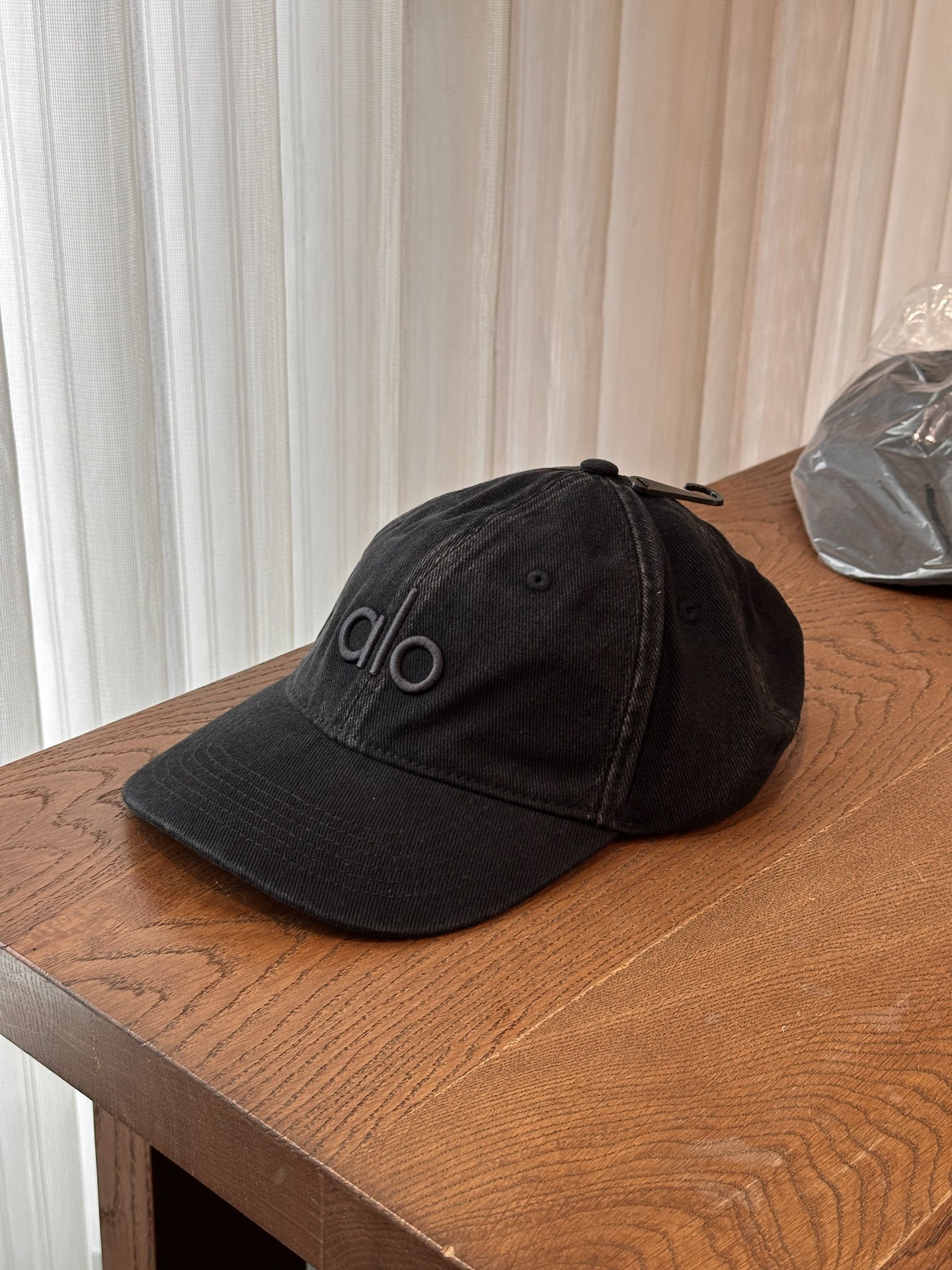 NO:919171,The black hat is washed and aged, and the three-dimensional embossing is super stylish. It has a full retro feel. It is washed and processed with a retro and old feel. The alo letter embroidery is exquisite. The washed cotton fabric is breathable and textured. The soft top fits the head shape, hats, scarves, socks, socks, hats19860909黑帽水洗做旧,立体压印超有范儿,复古感拉满,经水洗工艺处理,自带复古做旧感,alo字母刺绣精致,水洗棉面料透气又具质感 软顶贴合头型,帽子.围巾.袜子,socks,hats,accessory