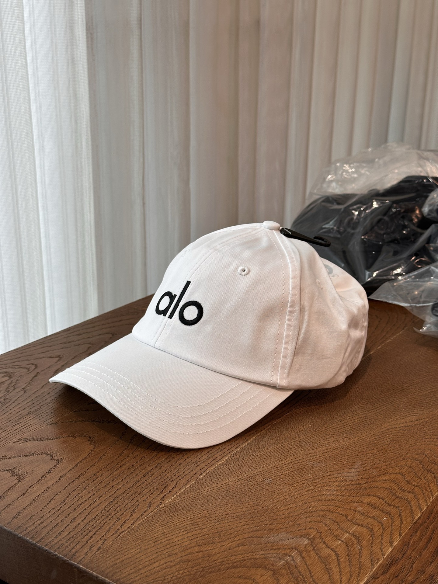 NO:919162,The white hat has always been an excellent partner. The plain white background makes you feel fresh and refreshing. The soft top design fits the head shape without putting pressure on it. The Velcro can be adjusted to the size by itself!  !  It's great to wear with sweatshirts and T-shirts on the street every day, and it's also great to wear with yoga clothes when exercising. The cool solid color and eye-catching embroidered letters make it look like you've put on a fashion filter with everything you wear!  , hat, scarf, socks, hoodie, sweatshirts, tees, t-shirt, socks, hats19860909白帽白色一直是绝佳拍档 素白底色衬得人清清爽爽,软顶设计贴合头型不压头,魔术贴可自行调节大小！！日常出街配卫衣、T恤 都超绝,运动时搭瑜伽服也很炸,奶酷纯色,刺绣字母亮眼,搭啥都像开了时尚滤镜！,帽子.围巾.袜子,hoodie,sweatshirts,tees，t-shirt,socks,hats,accessory