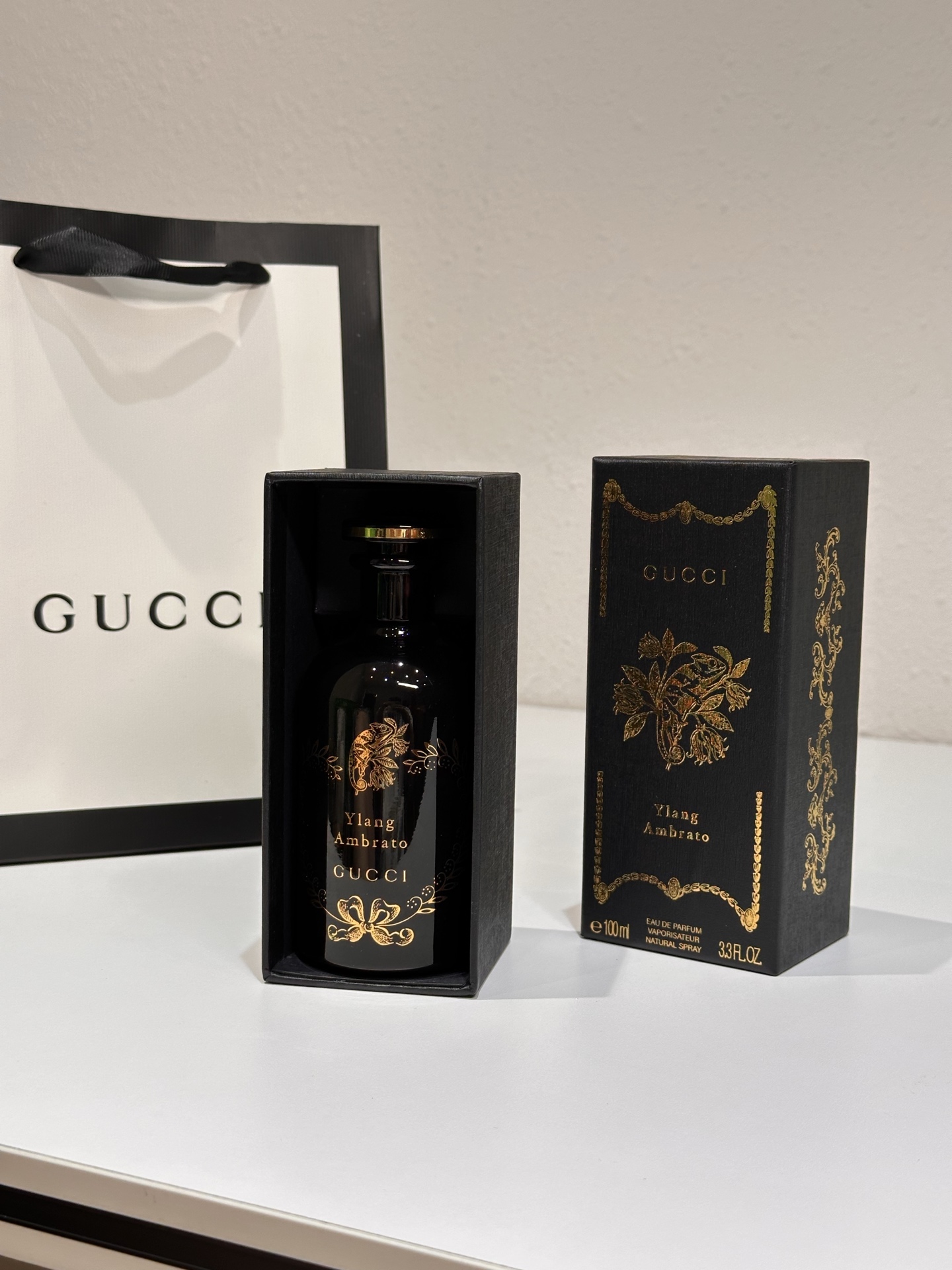 NO:894621,Gucci Alchemist's Garden - Ylang Ylang 100ml. Neutral fragrance. Fragrance floral oriental. Top notes: black pepper, neroli, bergamot. Middle notes: ylang-ylang. Tonka bean. Cinnamon. Benzoin. Base notes: Tolu balsam. Cistus. Red myrrh. Oak, perfume, gucci, gucci.19860909Gucci 古驰 炼金术士花园-依兰境100ml 属性中性香 香调花香东方调 前调黑胡椒 橙花油 香柠檬 中调依兰 零陵香豆 玉桂子 安息香脂 后调妥鲁香脂 岩蔷薇 红没药 橡木,香水,gucci,gucci,accessory