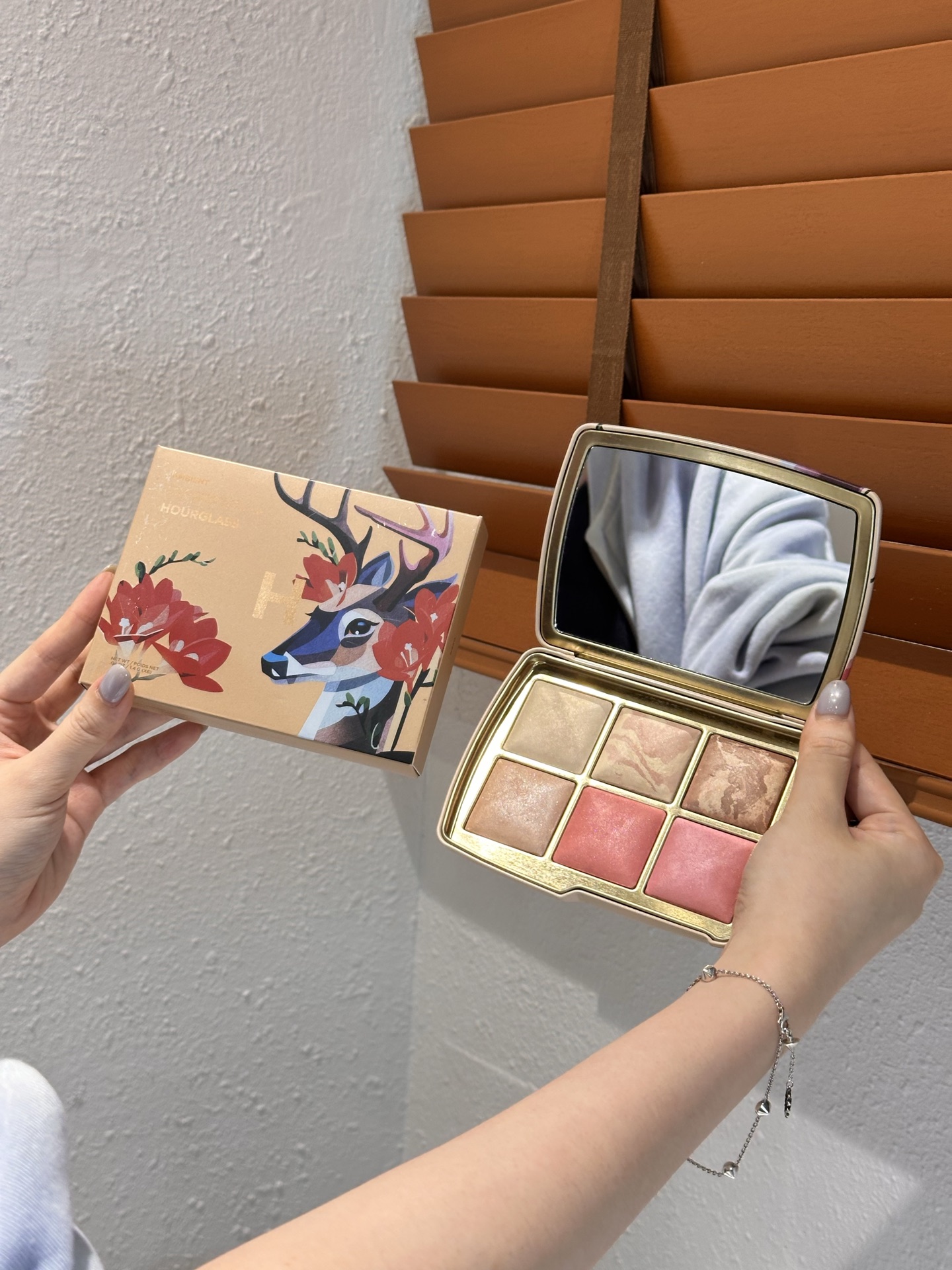 NO:894536,Limited Edition Soul Deer Palette｜The first choice for daily makeup!  The color is practical and versatile. I am more and more fond of this kind of low-key and textured makeup ~ Huang Pitian vegetable plate!  The warm color scheme is very suitable for our Asian skin tone. The contour is a very warm brown, which does not look dirty or obtrusive at all. The highlight is also soft and watery. I rely on it for daily fake makeup and gentle commuting makeup. Sisters with yellow skin will close their eyes and lock themselves in. Makeup19860909限定灵鹿盘｜日常妆容首推！ 颜色实用百搭 越来越偏爱这种低调又有质感的彩妆～ 黄皮天菜盘！暖调配色太适配咱们亚洲肤色了,修容是很正的暖棕,完全不会显脏显突兀,高光也是软软的水光感,日常伪素颜、温柔通勤妆都靠它,黄皮姐妹闭眼锁死.,彩妆,accessory