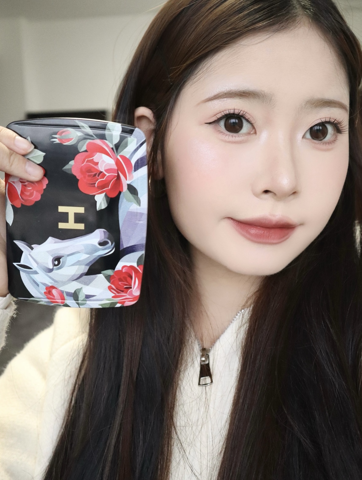 NO:894573,Teach you step-by-step how to use the Hourglass horse pan to apply full makeup. Six colors in one pan, including soft focus, brightening, contouring, blush, highlight and even eye shadow. You can easily create a transparent and three-dimensional makeup. Makeup19860909手把手教你用 Hourglass 马盘画全妆 一盘六色,柔焦、提亮、修容、腮红、高光 甚至眼影,轻轻松松就能画出通透又立体的妆感,彩妆,accessory