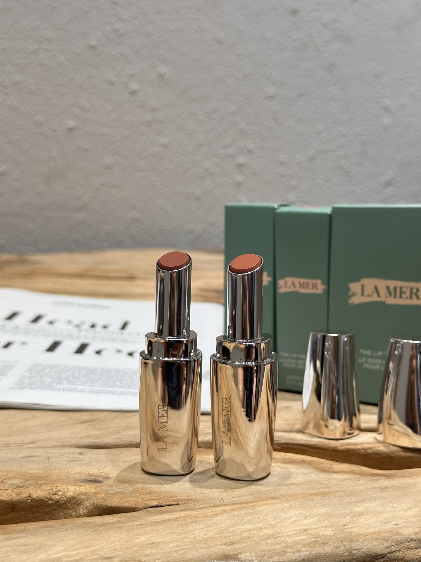 NO:938850,LAMER really knows how to play expensive words!  Now everyone is saying that the lighter the makeup, the more expensive you are!  Once you have nourished your foundation, the sense of vitality and blood that comes out of you is the most noble!  Its glossy lip SA stick is completely the representative of light and luxurious beauty. It does not rely on heavy coverage to disguise the complexion, but directly uses a tube full of essence to bring out the good complexion of the mouth. The soul ingredient, the magical active essence, repairs the barrier from the bottom of the lip. The foundation is thickened, and the mouth becomes tender on its own. The texture of the solid essence melts when it touches the lips. It is moisturized but not greasy and does not make the mouth feel cool. It slowly goes towards the bottom of the lips, like a mini SA~  It doesn't feel dry or taut after applying it all day long, leaving your lips tender and soft. What's amazing is that the color will blend according to your own lip color. It doesn't give you a coloring feeling that floats on the surface, but the kind of good complexion 'raised by money and love at the same time'!  It can also be used on both lips and cheeks. Use the remaining hot spots on your fingertips to touch your cheekbones. Even lazy people can get a good-looking complexion on their entire face in 5 seconds, and they can go out right away!  , lipstick. lip glaze. lipstick trendy department store19860909LAMER真把贵嘴巴子玩明白了！ 现在大家都在说,妆越淡人越贵！ 从底子养好了,自己透出来的气血感才是最贵气的！ 它家鎏光唇部 SA棒 完全就是淡颜奢美的代表 不是靠厚重遮盖去伪装气色 直接用满管精华把嘴巴的好气色养出来 灵魂成分神奇活性精萃从唇底修护屏障 把底子养厚,嘴巴自己就嫩回来了 固体精华质地碰到嘴唇就化开 润但不油不糊嘴一阵沁凉慢慢往唇底走 像给嘴巴做了个mini SA～ 涂完一整天不干不绷,嘴巴嫩嫩软软的很绝的是颜色会根据你自己的唇色融合 涂出来不是浮在表面的着色感 而是那种“被钱和爱同时养大的”好气色！ 而且还可以唇颊两用 指腹余热点一下颧骨 淡颜懒人5秒搞定全脸好气色,直接出门！,口红.唇釉.唇膏潮品百货,accessory