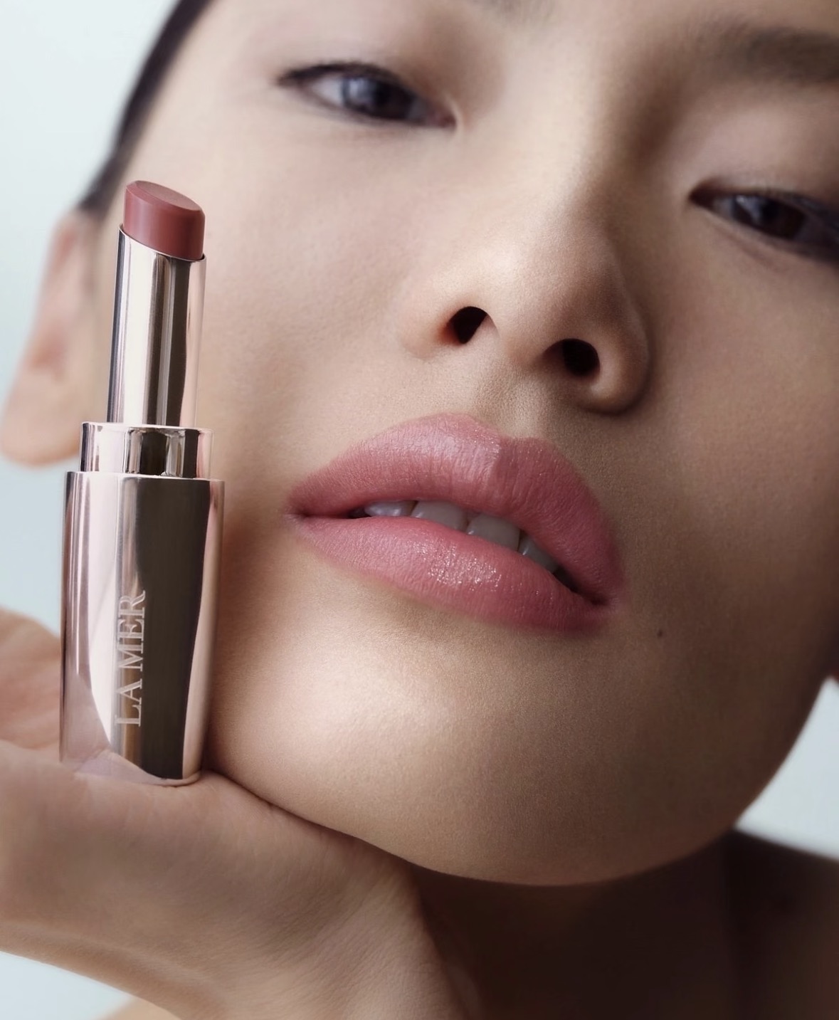 NO:938837,It has makeup effect but no makeup feel!  !  You can even enter with dry lips with your eyes closed!  I prefer this kind of lip color with a touch of vitality. It doesn’t need to be overpowering, but it’s just the right amount of exquisiteness. You can always stay confident and calm when commuting or dating. Lipstick, lip glaze, and lipstick are available in trendy department stores.19860909有妆效没妆感！！枯唇也能闭眼入！ 偏爱这种淡淡的气血感唇色 不用浓烈张扬 精致得恰到好处 通勤约会都能时刻保持自信从容,口红.唇釉.唇膏潮品百货,accessory