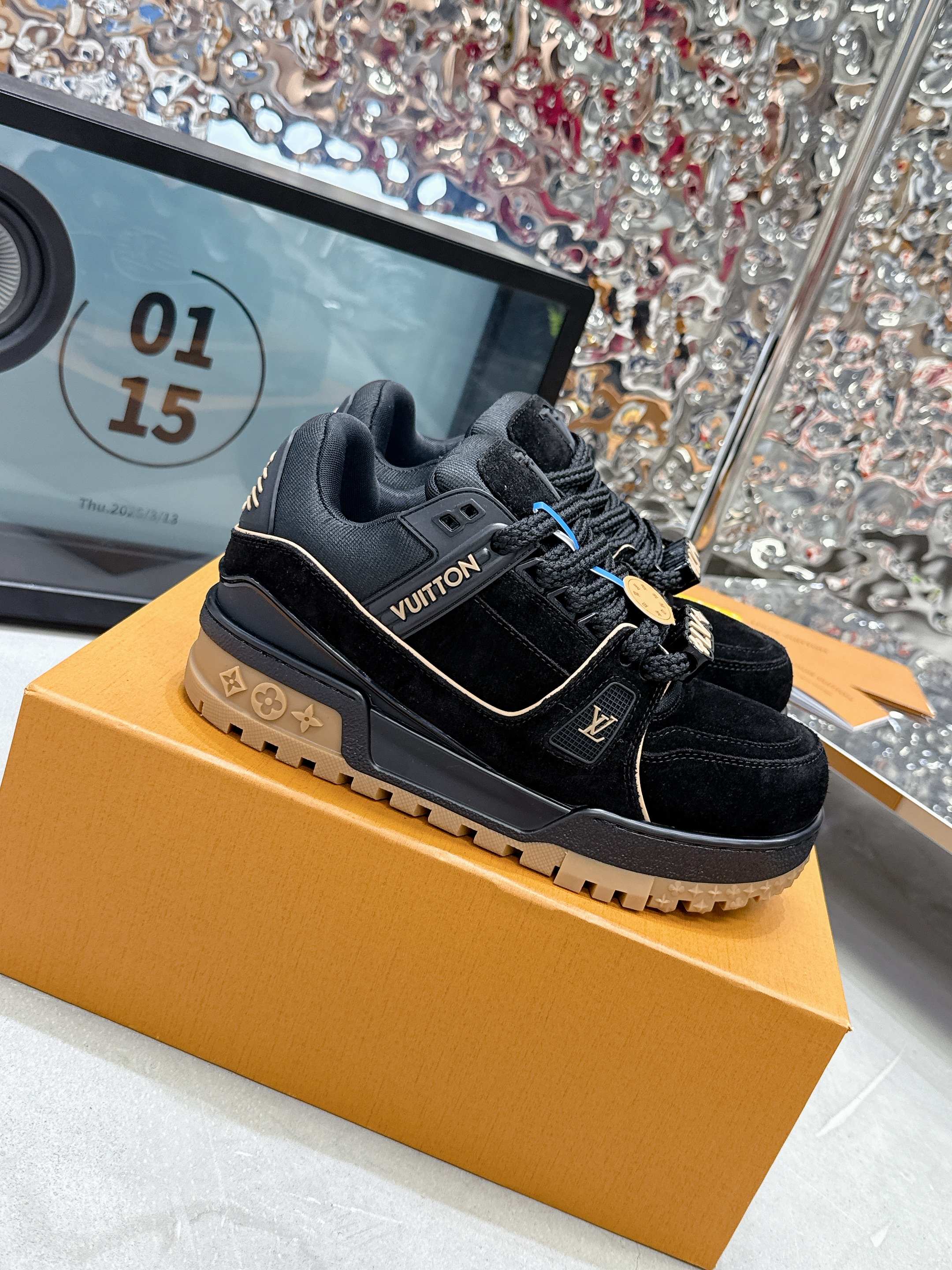 NO:223726,Top version!  !  !  LV Donkey Brand L's latest, Fat Dudu, Fat Dudu, Fat Ding TRAINER MAXI bread shoes, skateboard shoes, casual, couples, sneakers, DIY beads, original purchase and development, making products. This LV Trainer Maxi sneakers use suede made of plain, grained cowhide leather and cowhide leather to interpret the color block art, and reinterpret LV Trainer sneakers in a magnified proportion. Thick EVA outsole upgraded with light texture, LV letters and Vuitton logo upper, exquisite packaging for delivery counter Fabric: Original custom imported top layer cowhide Inner: Original custom breathable net Outsole: Original open mold TPU combination sole Sole thickness: 4CM Size: Women's model 35-41 /  Men's 39-45, casual shoes/sports shoes, louis vuitton, louis vuitton, louis vuitton, sneakers, cowhide, chamois leather19860909顶级版本！！！ LV驴牌L家最新 胖墩墩 胖嘟嘟 胖丁TRAINER MAXI面包鞋 滑板鞋 休闲 情侣款 运动鞋 DIY串珠 原版购入开发 做货 本款 LV Trainer Maxi 运动鞋选用素面、粒面牛皮革及牛皮革制成的麂皮演绎色块艺术,以放大比例重绎 LV Trainer 运动鞋.厚实 EVA 外底升级轻盈质感,LV 字母和 Vuitton 标识栖身鞋面 配送专柜精美包装 面料: 原版定制进口头层牛皮 内里: 原版定制透气网里 大底: 原版开模TPU组合大底 底厚: 4CM Size: 女款35-41 / 男款39-45,休闲鞋/运动鞋,louis vuitton,louis vuitton,louis vuitton,sneakers,cowhide,chamois leather,Women's Shoes