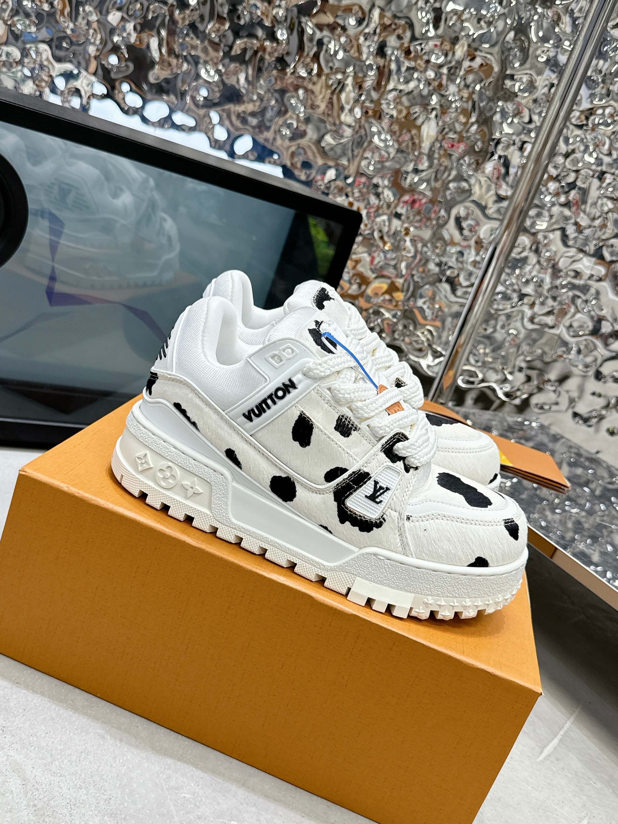 NO:545097,Top version!  !  !  LV Donkey Brand L's latest, Fat Dudu, Fat Dudu, Fat Ding TRAINER MAXI bread shoes, skateboard shoes, casual, couples, sneakers, DIY beads, original purchase and development, making products. This LV Trainer Maxi sneakers use suede made of plain, grained cowhide leather and cowhide leather to interpret the color block art, and reinterpret LV Trainer sneakers in a magnified proportion. Thick EVA outsole upgraded with light texture, LV letters and Vuitton logo upper, exquisite packaging for delivery counter Fabric: Original custom imported top layer cowhide Inner: Original custom breathable net Outsole: Original open mold TPU combination sole Sole thickness: 4CM Size: Women's model 35-41 /  Men's 39-45, casual shoes/sports shoes, louis vuitton, louis vuitton, louis vuitton, sneakers, cowhide, chamois leather19860909顶级版本！！！ LV驴牌L家最新 胖墩墩 胖嘟嘟 胖丁TRAINER MAXI面包鞋 滑板鞋 休闲 情侣款 运动鞋 DIY串珠 原版购入开发 做货 本款 LV Trainer Maxi 运动鞋选用素面、粒面牛皮革及牛皮革制成的麂皮演绎色块艺术,以放大比例重绎 LV Trainer 运动鞋.厚实 EVA 外底升级轻盈质感,LV 字母和 Vuitton 标识栖身鞋面 配送专柜精美包装 面料: 原版定制进口头层牛皮 内里: 原版定制透气网里 大底: 原版开模TPU组合大底 底厚: 4CM Size: 女款35-41 / 男款39-45,休闲鞋/运动鞋,louis vuitton,louis vuitton,louis vuitton,sneakers,cowhide,chamois leather,Women's Shoes