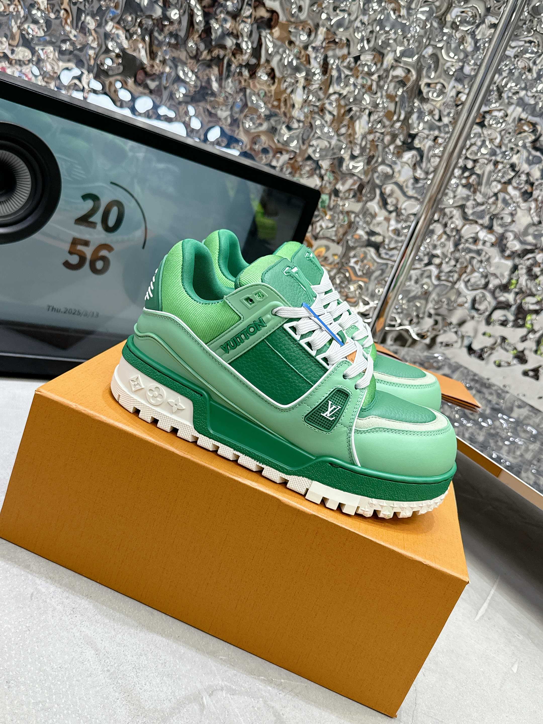 NO:223707,Top version!  !  !  LV Donkey Brand L's latest, Fat Dudu, Fat Dudu, Fat Ding TRAINER MAXI bread shoes, skateboard shoes, casual, couples, sneakers, DIY beads, original purchase and development, making products. This LV Trainer Maxi sneakers use suede made of plain, grained cowhide leather and cowhide leather to interpret the color block art, and reinterpret LV Trainer sneakers in a magnified proportion. Thick EVA outsole upgraded with light texture, LV letters and Vuitton logo upper, exquisite packaging for delivery counter Fabric: Original custom imported top layer cowhide Inner: Original custom breathable net Outsole: Original open mold TPU combination sole Sole thickness: 4CM Size: Women's model 35-41 /  Men's 39-45, casual shoes/sports shoes, louis vuitton, louis vuitton, louis vuitton, sneakers, cowhide, chamois leather19860909顶级版本！！！ LV驴牌L家最新 胖墩墩 胖嘟嘟 胖丁TRAINER MAXI面包鞋 滑板鞋 休闲 情侣款 运动鞋 DIY串珠 原版购入开发 做货 本款 LV Trainer Maxi 运动鞋选用素面、粒面牛皮革及牛皮革制成的麂皮演绎色块艺术,以放大比例重绎 LV Trainer 运动鞋.厚实 EVA 外底升级轻盈质感,LV 字母和 Vuitton 标识栖身鞋面 配送专柜精美包装 面料: 原版定制进口头层牛皮 内里: 原版定制透气网里 大底: 原版开模TPU组合大底 底厚: 4CM Size: 女款35-41 / 男款39-45,休闲鞋/运动鞋,louis vuitton,louis vuitton,louis vuitton,sneakers,cowhide,chamois leather,Women's Shoes