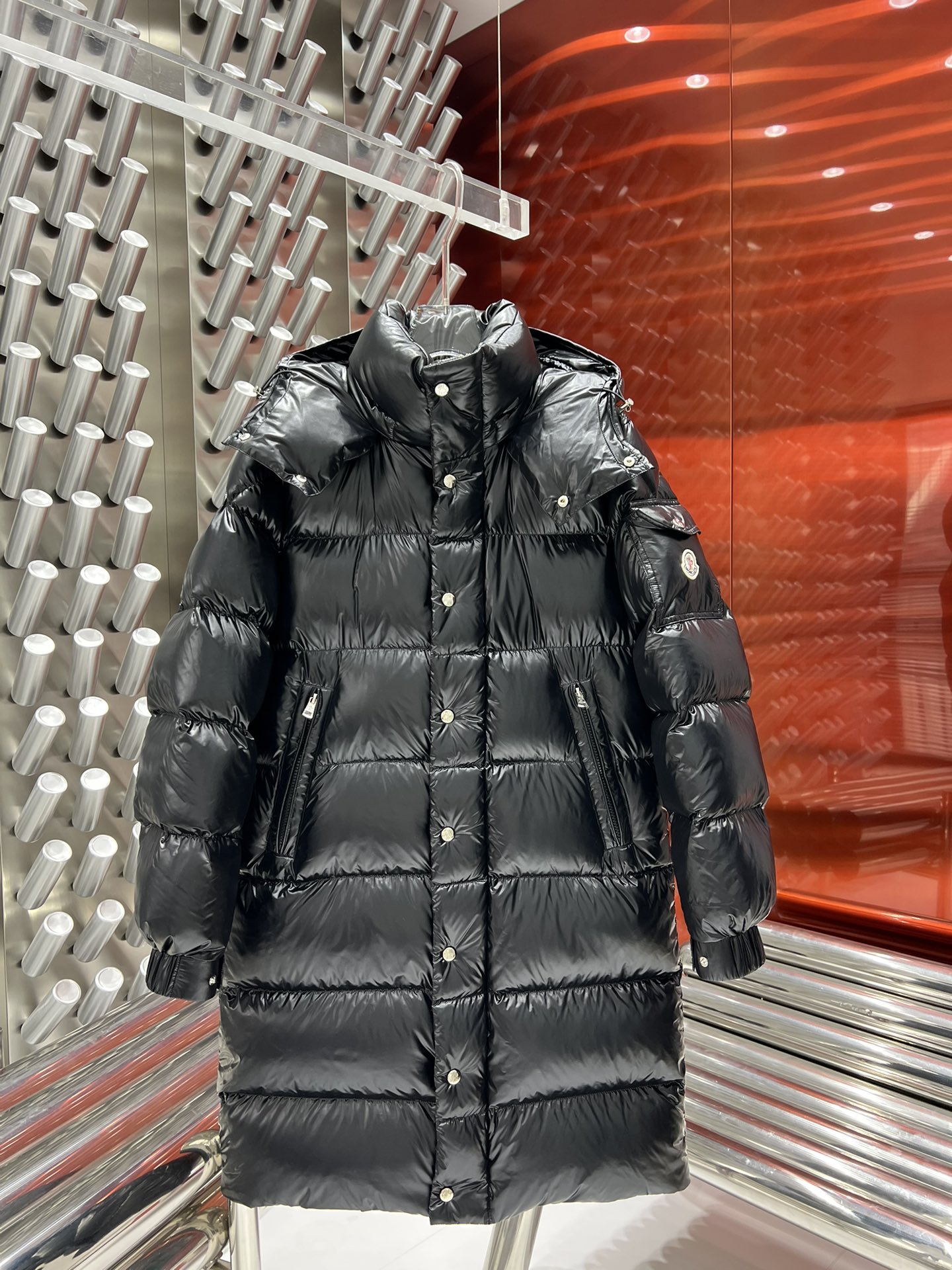 💰410【顶级复刻】
🌳Moncler/蒙口徽标纯色长款亮面羽绒服男女同款官网同步在售！

90白鸭绒填充行走的棉被！蒙口Moncler 长款玛雅 法国羽皇 FW最新出品 长款连帽羽绒服 切块压线设计，超厚实面包服，极具个性和设计感，过膝的加长版型，藏肉效果是极好的，也更显现的高挑身材，简直是潮品的最佳选择！这款长款绗缝外套采用轻盈的软壳面料制成，并填有舒适的羽绒和羽毛，能于寒冬中带来足够的保暖度。漏斗领口处的可卸式兜帽提供了额外遮盖，天冷了必须入的一件羽绒服 绝对的修身显瘦～ 帽子可拆卸！ 
颜色：黑色

尺码	  胸围	 衣长	  肩宽  袖长	
1码	   114 	  105	   46	   56	【90-125斤】
2码	   118    106    47	   57	【125-145斤】
3码	   122	    107	   48	   58	【145-160斤】
4码	   126	    108	   49	   59	【160-175斤】
5码	   130	    109	   50	   60 【175-190斤】