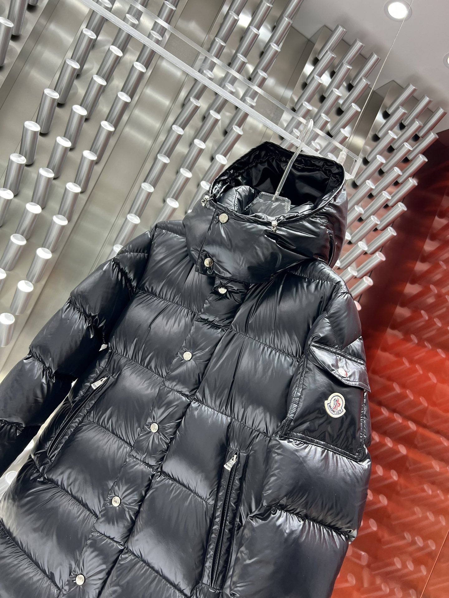 💰410【顶级复刻】
🌳Moncler/蒙口徽标纯色长款亮面羽绒服男女同款官网同步在售！

90白鸭绒填充行走的棉被！蒙口Moncler 长款玛雅 法国羽皇 FW最新出品 长款连帽羽绒服 切块压线设计，超厚实面包服，极具个性和设计感，过膝的加长版型，藏肉效果是极好的，也更显现的高挑身材，简直是潮品的最佳选择！这款长款绗缝外套采用轻盈的软壳面料制成，并填有舒适的羽绒和羽毛，能于寒冬中带来足够的保暖度。漏斗领口处的可卸式兜帽提供了额外遮盖，天冷了必须入的一件羽绒服 绝对的修身显瘦～ 帽子可拆卸！ 
颜色：黑色

尺码	  胸围	 衣长	  肩宽  袖长	
1码	   114 	  105	   46	   56	【90-125斤】
2码	   118    106    47	   57	【125-145斤】
3码	   122	    107	   48	   58	【145-160斤】
4码	   126	    108	   49	   59	【160-175斤】
5码	   130	    109	   50	   60 【175-190斤】