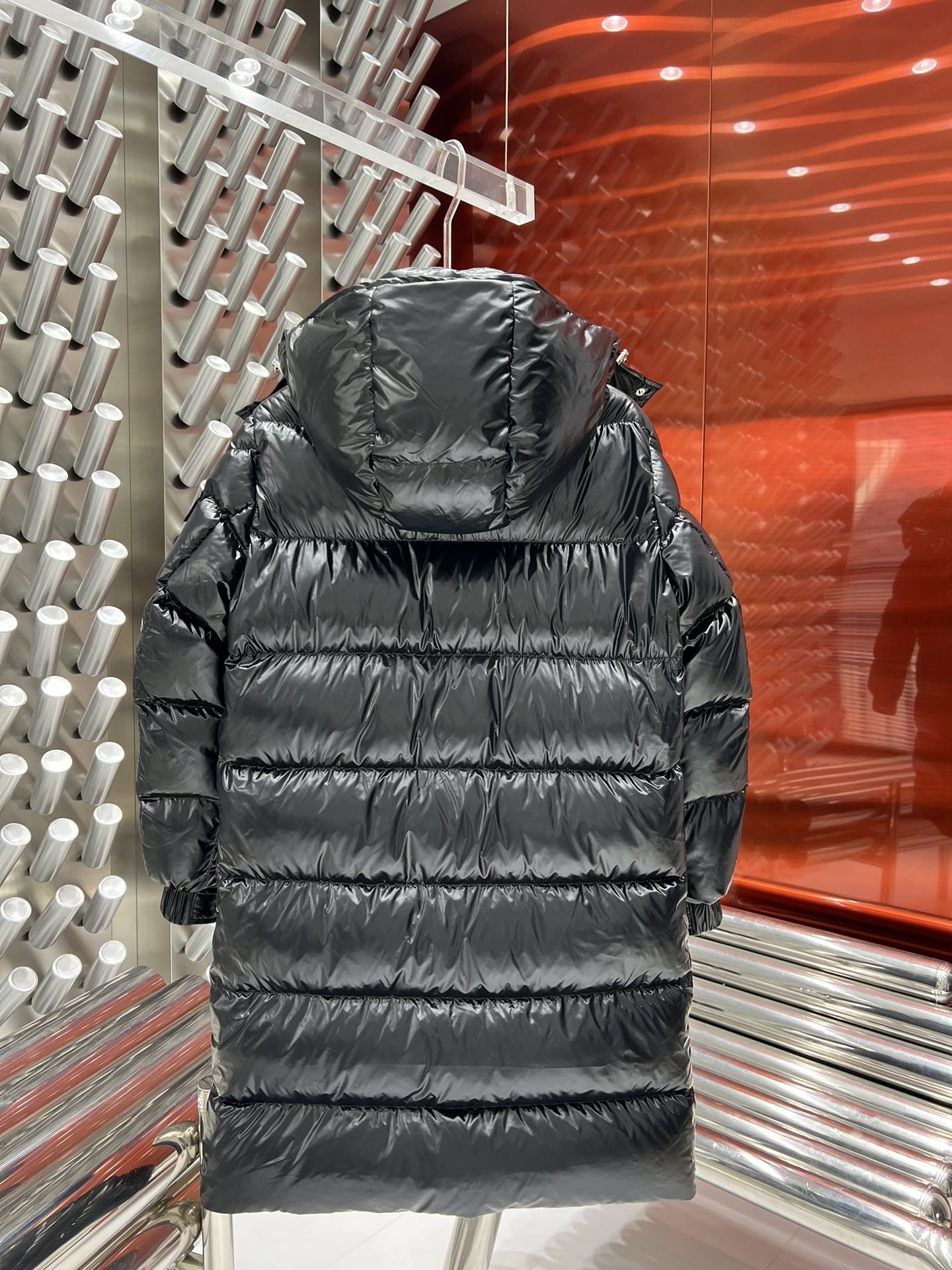 💰410【顶级复刻】
🌳Moncler/蒙口徽标纯色长款亮面羽绒服男女同款官网同步在售！

90白鸭绒填充行走的棉被！蒙口Moncler 长款玛雅 法国羽皇 FW最新出品 长款连帽羽绒服 切块压线设计，超厚实面包服，极具个性和设计感，过膝的加长版型，藏肉效果是极好的，也更显现的高挑身材，简直是潮品的最佳选择！这款长款绗缝外套采用轻盈的软壳面料制成，并填有舒适的羽绒和羽毛，能于寒冬中带来足够的保暖度。漏斗领口处的可卸式兜帽提供了额外遮盖，天冷了必须入的一件羽绒服 绝对的修身显瘦～ 帽子可拆卸！ 
颜色：黑色

尺码	  胸围	 衣长	  肩宽  袖长	
1码	   114 	  105	   46	   56	【90-125斤】
2码	   118    106    47	   57	【125-145斤】
3码	   122	    107	   48	   58	【145-160斤】
4码	   126	    108	   49	   59	【160-175斤】
5码	   130	    109	   50	   60 【175-190斤】