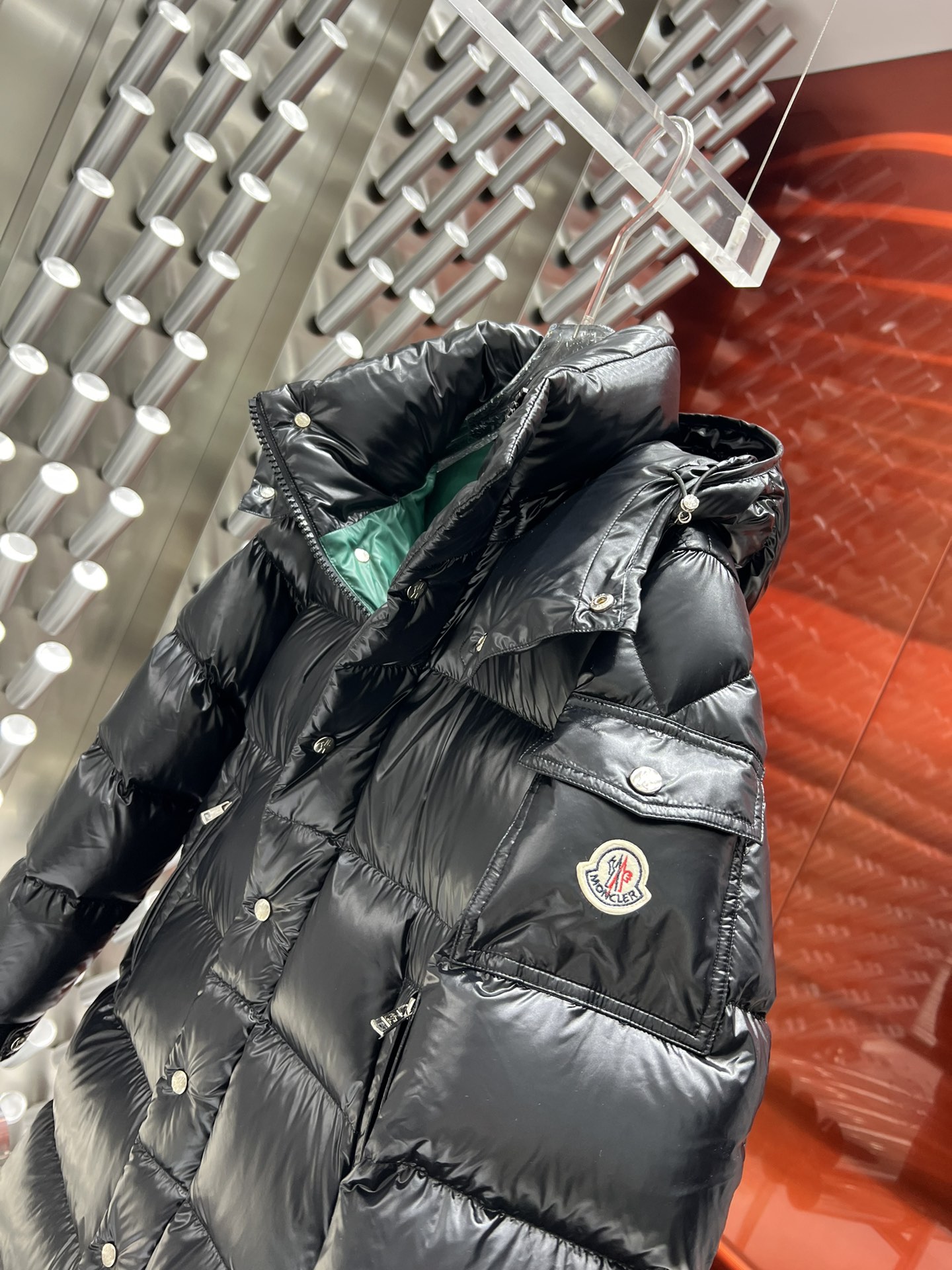 💰410【顶级复刻】
🌳Moncler/蒙口徽标纯色长款亮面羽绒服男女同款官网同步在售！

90白鸭绒填充行走的棉被！蒙口Moncler 长款玛雅 法国羽皇 FW最新出品 长款连帽羽绒服 切块压线设计，超厚实面包服，极具个性和设计感，过膝的加长版型，藏肉效果是极好的，也更显现的高挑身材，简直是潮品的最佳选择！这款长款绗缝外套采用轻盈的软壳面料制成，并填有舒适的羽绒和羽毛，能于寒冬中带来足够的保暖度。漏斗领口处的可卸式兜帽提供了额外遮盖，天冷了必须入的一件羽绒服 绝对的修身显瘦～ 帽子可拆卸！ 
颜色：黑色

尺码	  胸围	 衣长	  肩宽  袖长	
1码	   114 	  105	   46	   56	【90-125斤】
2码	   118    106    47	   57	【125-145斤】
3码	   122	    107	   48	   58	【145-160斤】
4码	   126	    108	   49	   59	【160-175斤】
5码	   130	    109	   50	   60 【175-190斤】