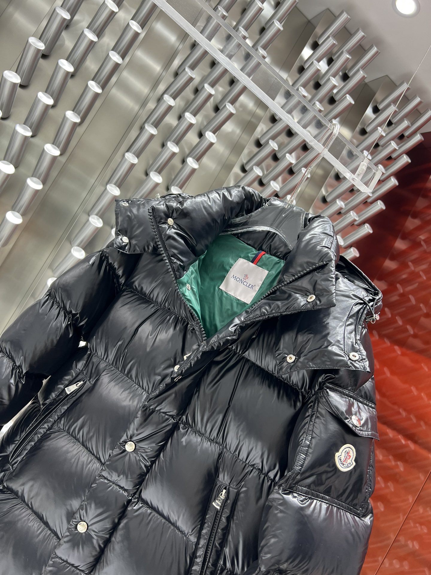 💰410【顶级复刻】
🌳Moncler/蒙口徽标纯色长款亮面羽绒服男女同款官网同步在售！

90白鸭绒填充行走的棉被！蒙口Moncler 长款玛雅 法国羽皇 FW最新出品 长款连帽羽绒服 切块压线设计，超厚实面包服，极具个性和设计感，过膝的加长版型，藏肉效果是极好的，也更显现的高挑身材，简直是潮品的最佳选择！这款长款绗缝外套采用轻盈的软壳面料制成，并填有舒适的羽绒和羽毛，能于寒冬中带来足够的保暖度。漏斗领口处的可卸式兜帽提供了额外遮盖，天冷了必须入的一件羽绒服 绝对的修身显瘦～ 帽子可拆卸！ 
颜色：黑色

尺码	  胸围	 衣长	  肩宽  袖长	
1码	   114 	  105	   46	   56	【90-125斤】
2码	   118    106    47	   57	【125-145斤】
3码	   122	    107	   48	   58	【145-160斤】
4码	   126	    108	   49	   59	【160-175斤】
5码	   130	    109	   50	   60 【175-190斤】