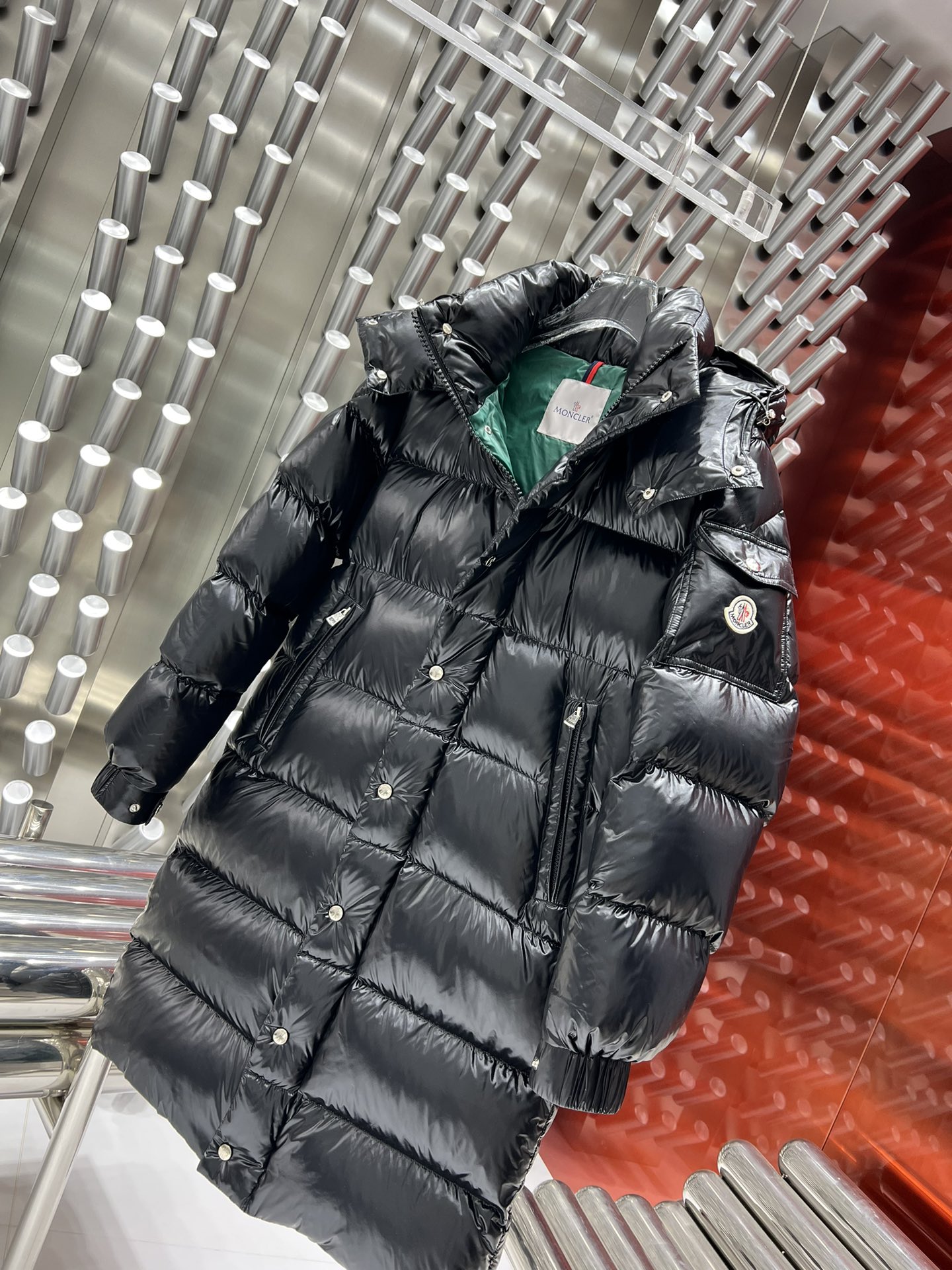 💰410【顶级复刻】
🌳Moncler/蒙口徽标纯色长款亮面羽绒服男女同款官网同步在售！

90白鸭绒填充行走的棉被！蒙口Moncler 长款玛雅 法国羽皇 FW最新出品 长款连帽羽绒服 切块压线设计，超厚实面包服，极具个性和设计感，过膝的加长版型，藏肉效果是极好的，也更显现的高挑身材，简直是潮品的最佳选择！这款长款绗缝外套采用轻盈的软壳面料制成，并填有舒适的羽绒和羽毛，能于寒冬中带来足够的保暖度。漏斗领口处的可卸式兜帽提供了额外遮盖，天冷了必须入的一件羽绒服 绝对的修身显瘦～ 帽子可拆卸！ 
颜色：黑色

尺码	  胸围	 衣长	  肩宽  袖长	
1码	   114 	  105	   46	   56	【90-125斤】
2码	   118    106    47	   57	【125-145斤】
3码	   122	    107	   48	   58	【145-160斤】
4码	   126	    108	   49	   59	【160-175斤】
5码	   130	    109	   50	   60 【175-190斤】