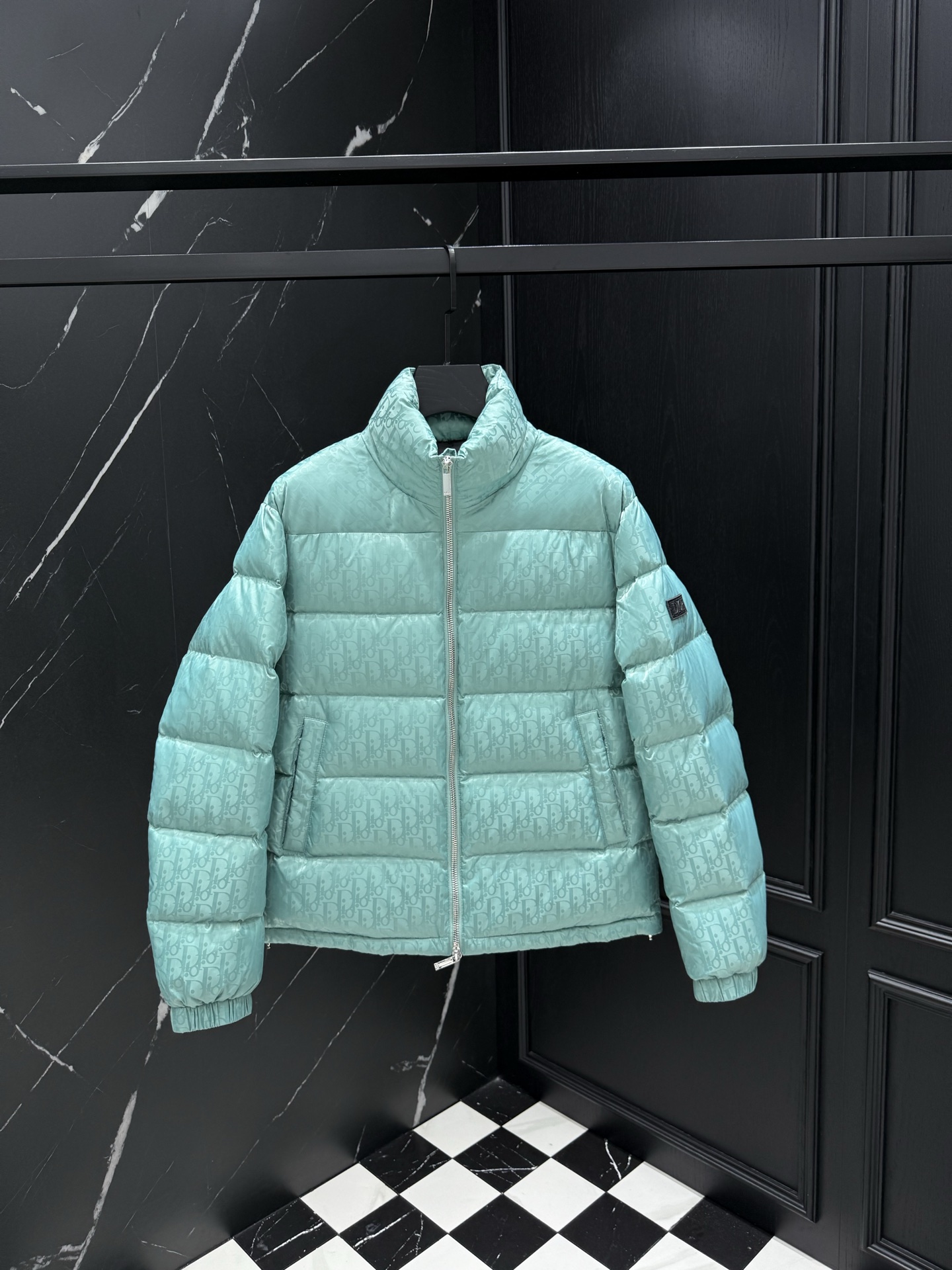 NO:727223,New Year’s Eve!  Autumn and winter new original 1:1 customized hardware accessories are all imported and original customization. Welcome to compare at the counter. Absolutely high quality. Made of top-grade 95 white duck down. Super soft. Filled with fluffy and full feathers. Super heavy fabrics with perfect workmanship. Pay attention to the fabrics are super comfortable. Exclusive model. Non-market goods. Same size for men and women, S ~ XXL.19860909年后！ 秋冬新款原版1:1订制五金配件全进口原版定制 欢迎专柜对比 绝对的高品质 采用顶级95白鸭绒 超柔软 充羽量蓬松饱满 超级重面料做工杠杠的版型完美 注意面料超舒服 独家款 非市场货 男女同款尺码S ～XXL,,,Men's clothing