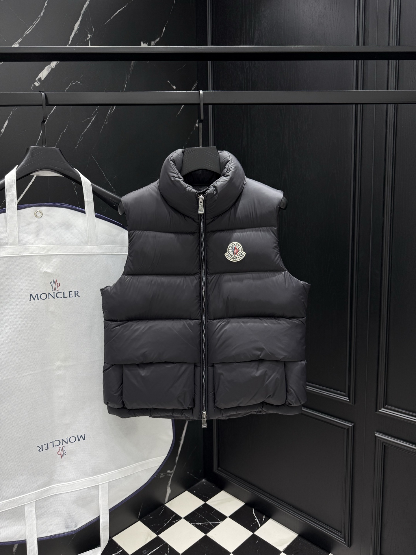 NO:539111,Down 2025 autumn and winter new original 1:1 custom hardware accessories fully imported original customization Welcome to counter comparison Absolutely high quality Use top-grade 95 white duck down Super soft Feather filling fluffy and plump Super heavy fabric with a perfect fit and a perfect fit. Pay attention to the super comfortable fabric. Exclusive model Non-market goods. Size of men and women. 12345, down jacket, alexander wang19860909羽绒 2025秋冬新款原版1:1订制五金配件全进口原版定制 欢迎专柜对比 绝对的高品质 采用顶级95白鸭绒 超柔软 充羽量蓬松饱满 超级重面料做工杠杠的版型完美 注意面料超舒服 独家款 非市场货 男女同款尺码12345,,down jacket,alexander wang,Men's clothing