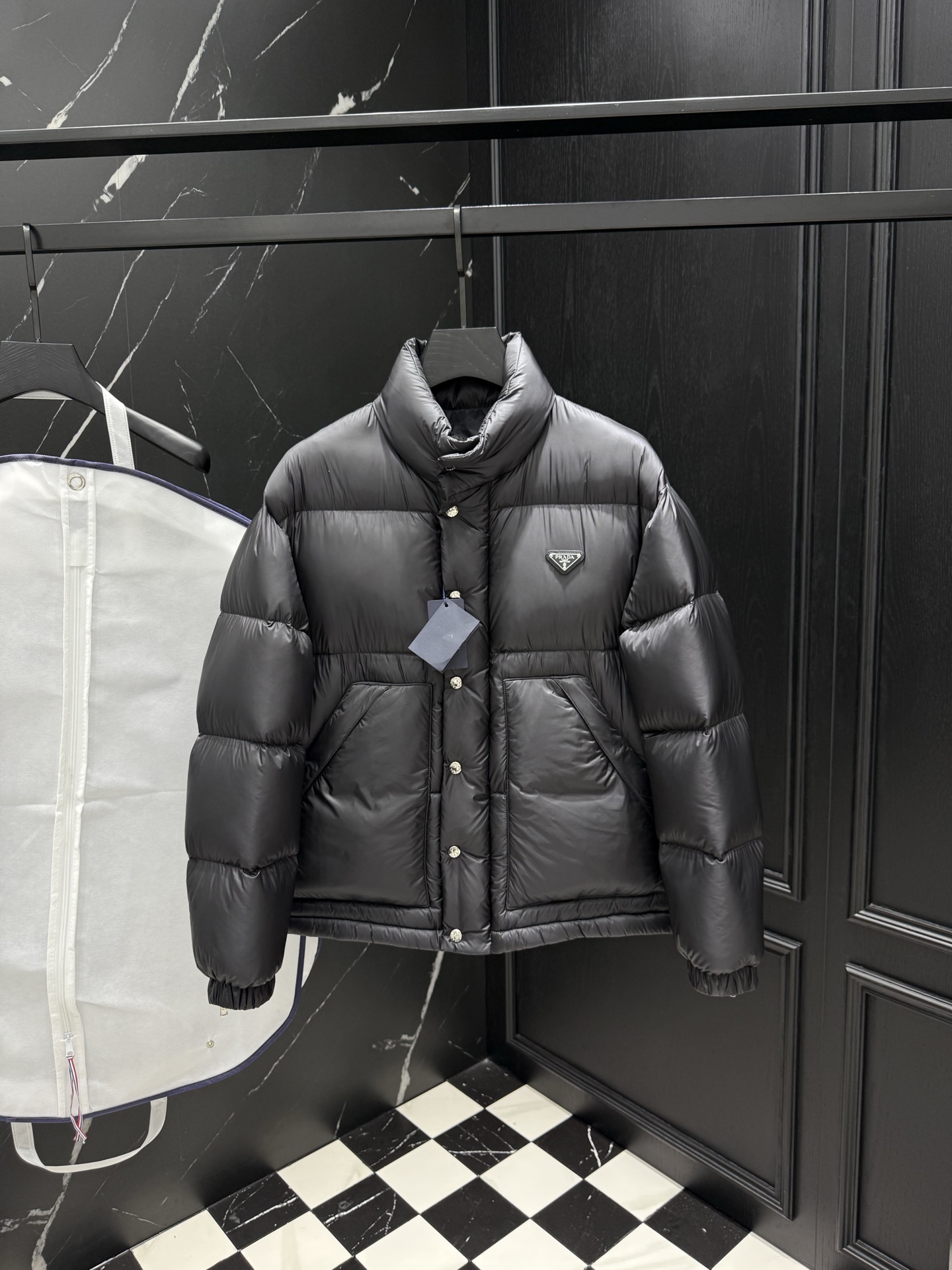 NO:539099,Down 2025 autumn and winter new original 1:1 custom hardware accessories fully imported and customized. Welcome to counter comparison. Absolutely high quality. Top-grade 95 white duck down, super soft, fluffy and full, super heavy fabric with a perfect fit, pay attention to the super comfortable fabric, Exclusive model, non-market goods, same size for men and women, M ~XXXL,, down jacket, alexander wang19860909羽绒 2025秋冬新款原版1:1订制五金配件全进口原版定制 欢迎专柜对比 绝对的高品质 采用顶级95白鸭绒 超柔软 充羽量蓬松饱满 超级重面料做工杠杠的版型完美 注意面料超舒服 独家款 非市场货 男女同款尺码M ～XXXL,,down jacket,alexander wang,Men's clothing