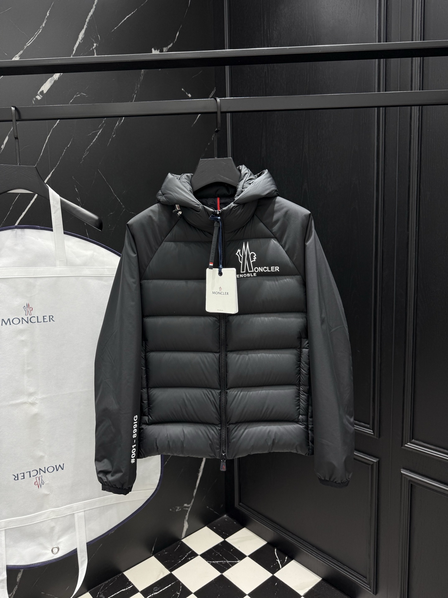 NO:539102,Down 2025 autumn and winter new original 1:1 custom hardware accessories fully imported original customization Welcome to counter comparison Absolutely high quality Use top-grade 95 white duck down Super soft Feather filling fluffy and plump Super heavy fabric with a perfect fit and a perfect fit. Pay attention to the super comfortable fabric. Exclusive model Non-market goods. Size of men and women. 12345, down jacket, alexander wang19860909羽绒 2025秋冬新款原版1:1订制五金配件全进口原版定制 欢迎专柜对比 绝对的高品质 采用顶级95白鸭绒 超柔软 充羽量蓬松饱满 超级重面料做工杠杠的版型完美 注意面料超舒服 独家款 非市场货 男女同款尺码12345,,down jacket,alexander wang,Men's clothing