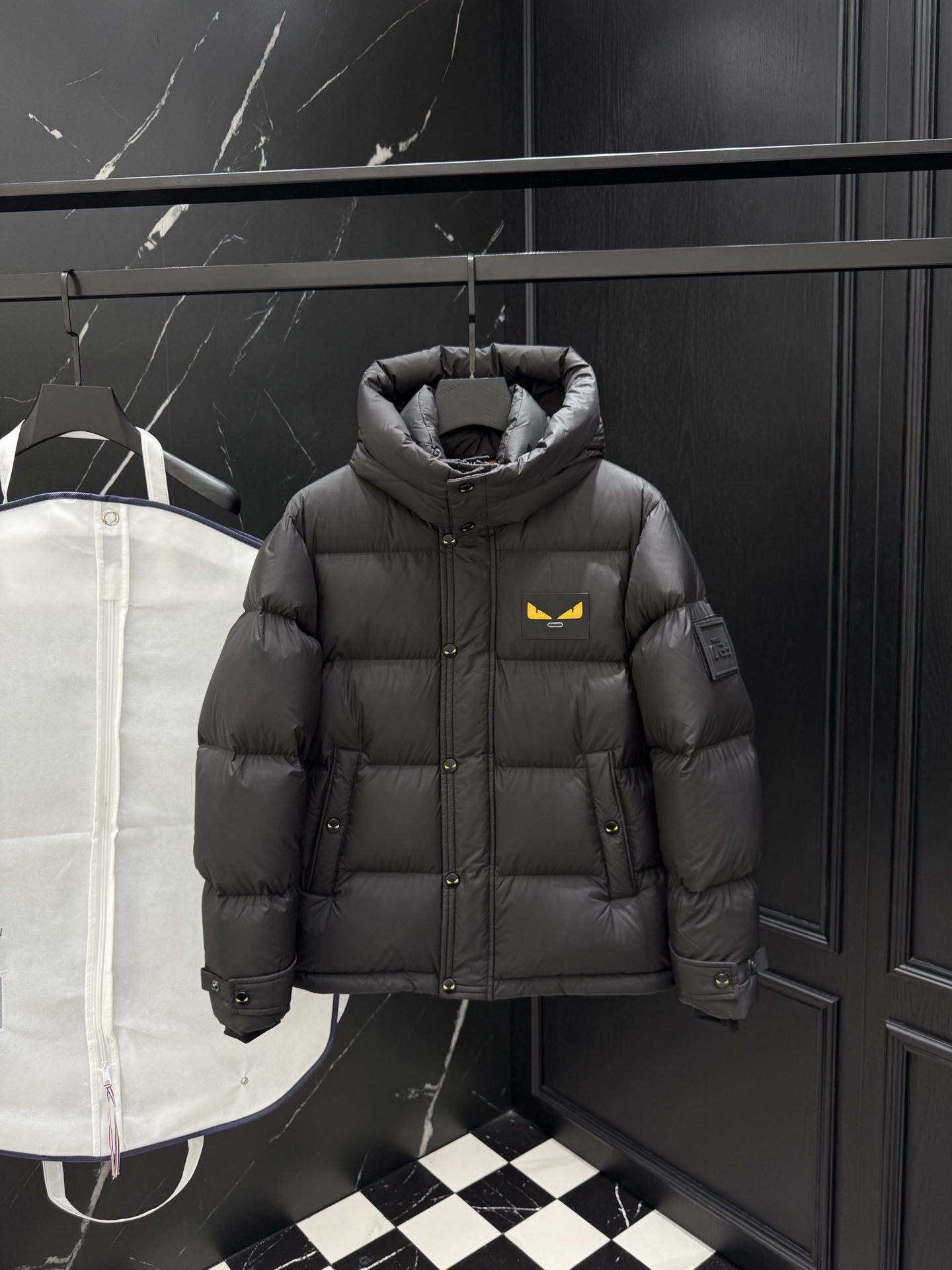 NO:520374,2025 autumn and winter new original 1:1 custom hardware accessories are fully imported and customized. Welcome to counter comparison. Absolutely high quality. Use top-grade 95 white duck down. Super soft. Flush and full. Super heavy fabric has a perfect fit. Pay attention to the super comfortable fabric. Exclusive model. Non-market goods. Size M for men and women. ~XXXL,,alexander wang198609092025秋冬新款原版1:1订制五金配件全进口原版定制 欢迎专柜对比 绝对的高品质 采用顶级95白鸭绒 超柔软 充羽量蓬松饱满 超级重面料做工杠杠的版型完美 注意面料超舒服 独家款 非市场货 男女同款尺码M ～XXXL,,alexander wang,Men's clothing