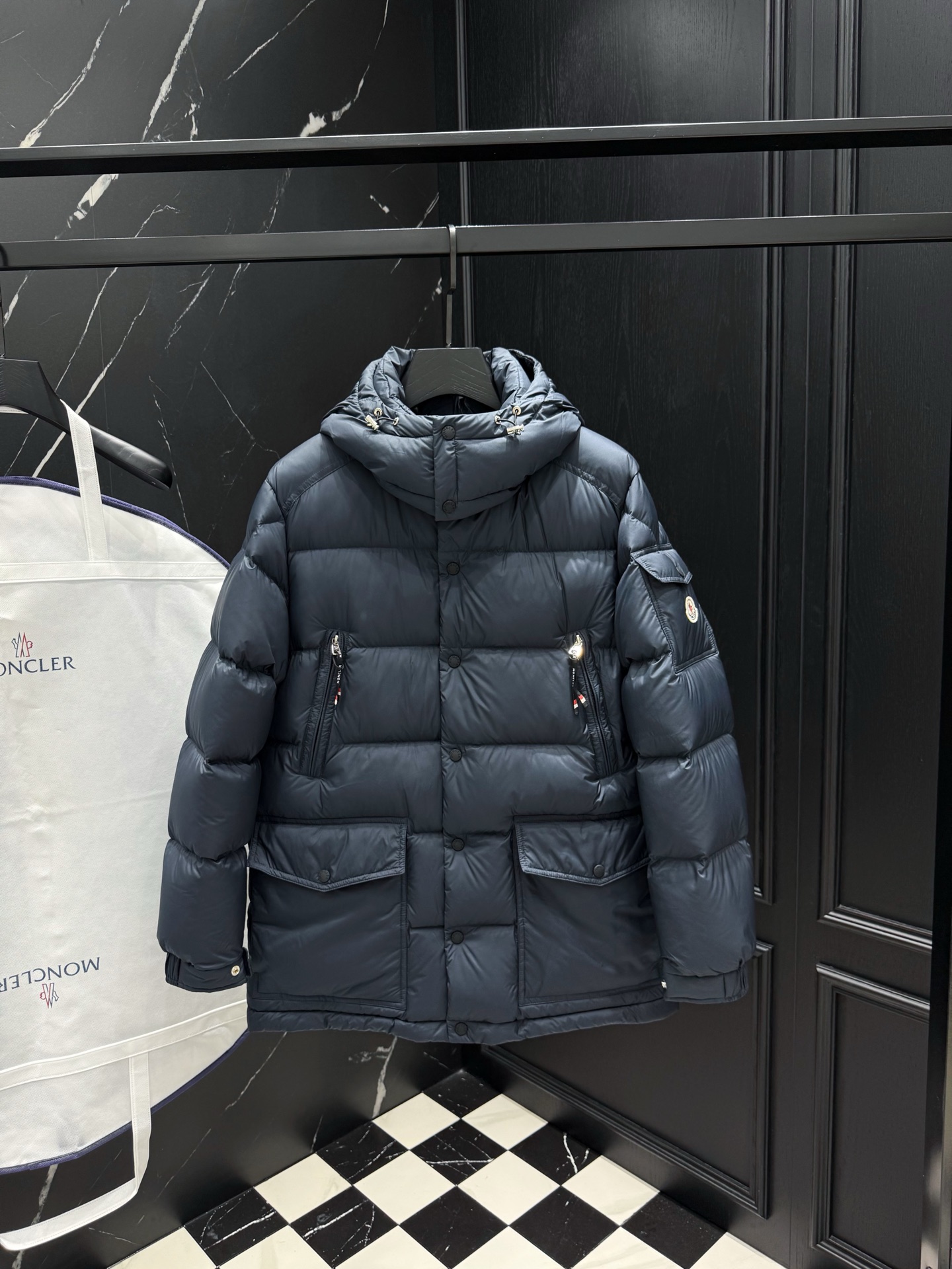 NO:520369,2025 autumn and winter new original 1:1 custom hardware accessories are fully imported and customized. Welcome to the counter comparison. Absolutely high quality. Use top-grade 95 white duck down. Super soft. Flush and full. Super heavy fabric has a perfect fit. Pay attention to the super comfortable fabric. Exclusive model. Non-market goods. Size 12345 for men and women. Alexander wang.198609092025秋冬新款原版1:1订制五金配件全进口原版定制 欢迎专柜对比 绝对的高品质 采用顶级95白鸭绒 超柔软 充羽量蓬松饱满 超级重面料做工杠杠的版型完美 注意面料超舒服 独家款 非市场货 男女同款尺码12345,,alexander wang,Men's clothing