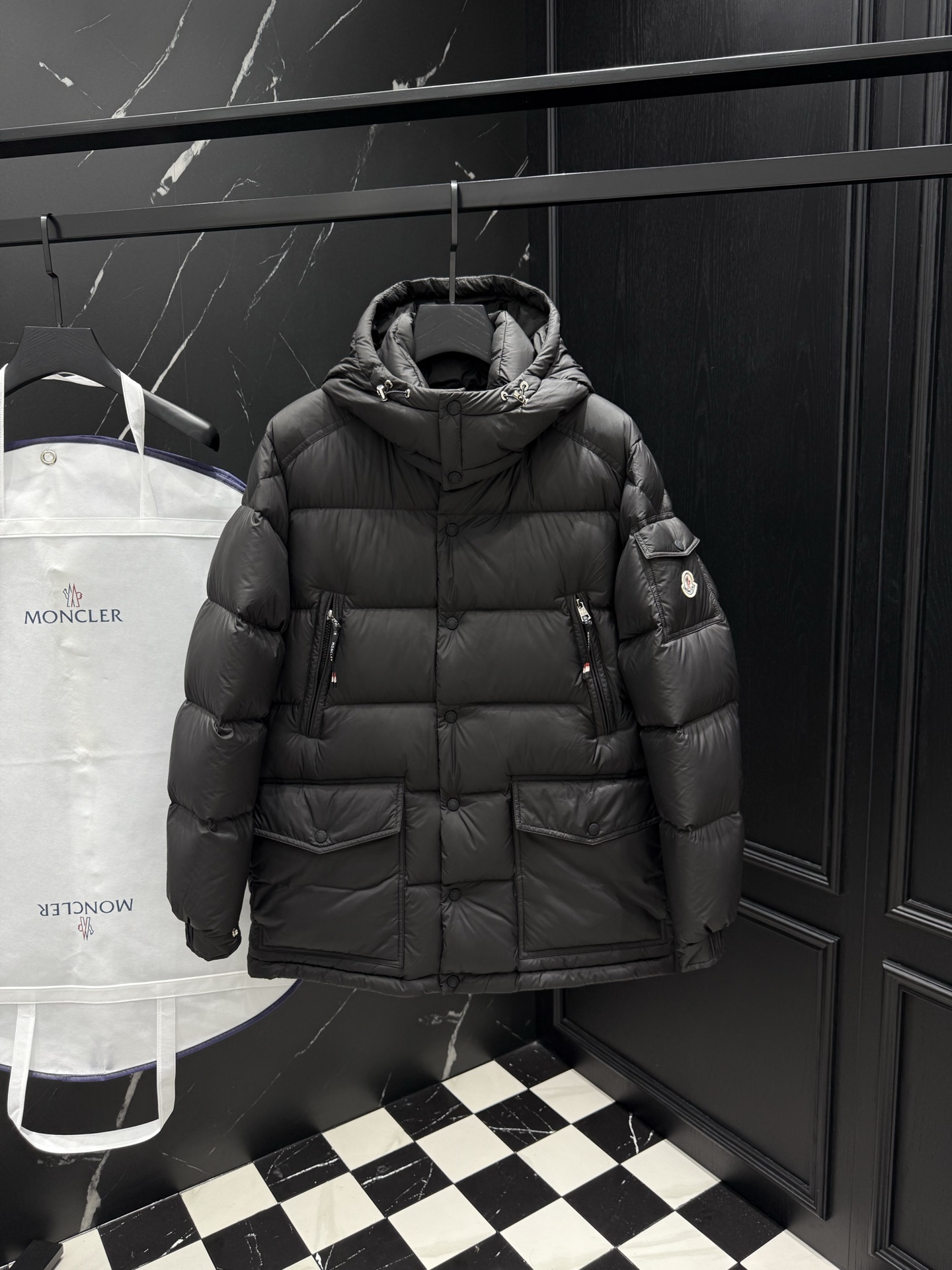 NO:520372,2025 autumn and winter new original 1:1 custom hardware accessories are fully imported and customized. Welcome to the counter comparison. Absolutely high quality. Use top-grade 95 white duck down. Super soft. Flush and full. Super heavy fabric has a perfect fit. Pay attention to the super comfortable fabric. Exclusive model. Non-market goods. Size 12345 for men and women. Alexander wang.198609092025秋冬新款原版1:1订制五金配件全进口原版定制 欢迎专柜对比 绝对的高品质 采用顶级95白鸭绒 超柔软 充羽量蓬松饱满 超级重面料做工杠杠的版型完美 注意面料超舒服 独家款 非市场货 男女同款尺码12345,,alexander wang,Men's clothing