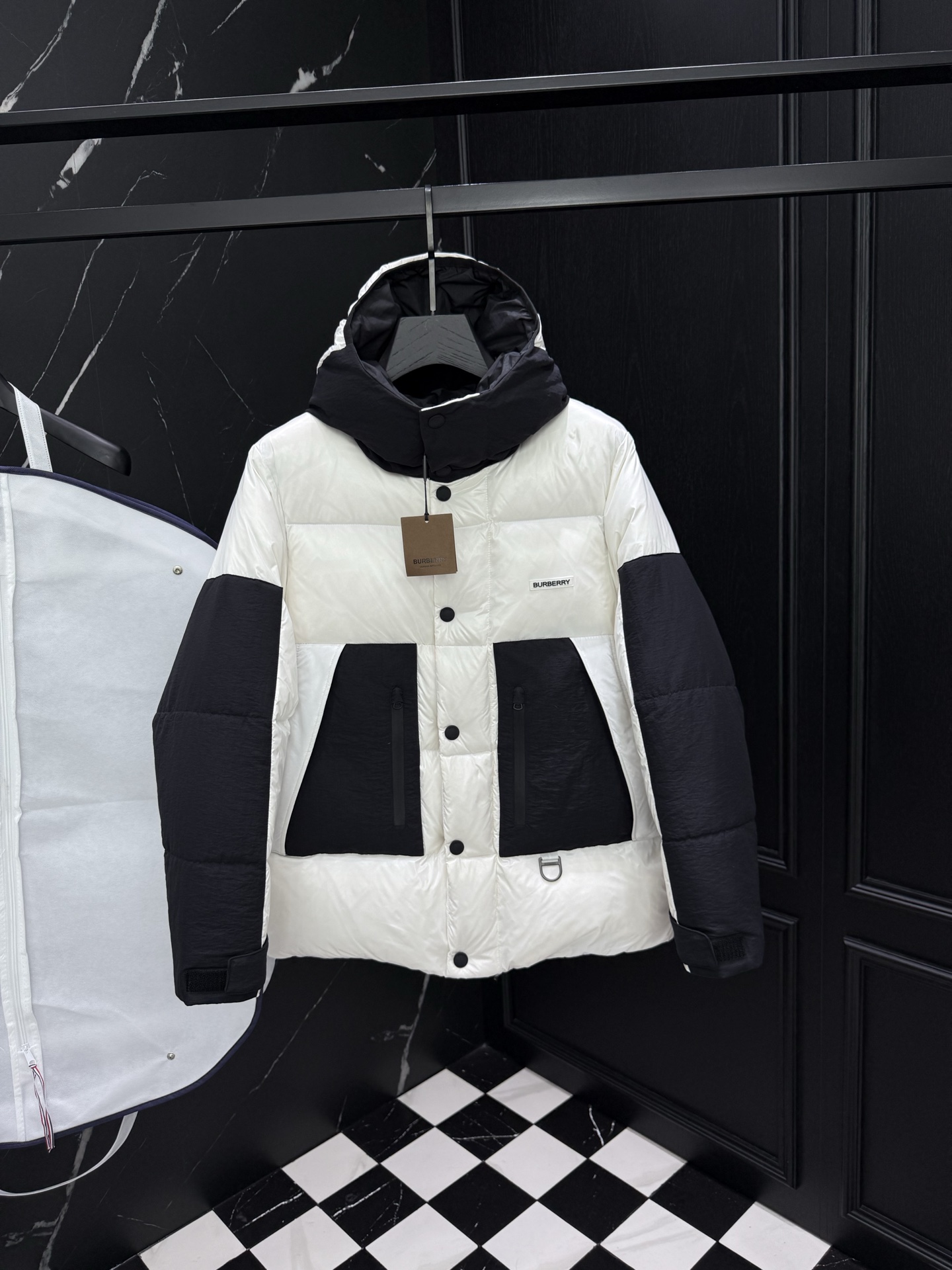 NO:520334,2025 autumn and winter new original 1:1 custom hardware accessories are fully imported and customized. Welcome to counter comparison. Absolutely high quality. Use top-grade 95 white duck down. Super soft. Flush and full. Super heavy fabric has a perfect fit. Pay attention to the super comfortable fabric. Exclusive model. Non-market goods. Same size for men and women. S~XXL,,alexander wang.198609092025秋冬新款原版1:1订制五金配件全进口原版定制 欢迎专柜对比 绝对的高品质 采用顶级95白鸭绒 超柔软 充羽量蓬松饱满 超级重面料做工杠杠的版型完美 注意面料超舒服 独家款 非市场货 男女同款尺码S ～XXL,,alexander wang,Men's clothing