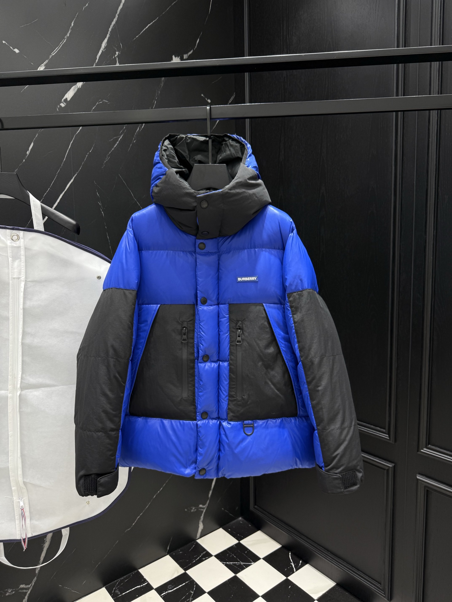 NO:520342,2025 autumn and winter new original 1:1 custom hardware accessories are fully imported and customized. Welcome to counter comparison. Absolutely high quality. Use top-grade 95 white duck down. Super soft. Flush and full. Super heavy fabric has a perfect fit. Pay attention to the super comfortable fabric. Exclusive model. Non-market goods. Same size for men and women. S~XXL,,alexander wang.198609092025秋冬新款原版1:1订制五金配件全进口原版定制 欢迎专柜对比 绝对的高品质 采用顶级95白鸭绒 超柔软 充羽量蓬松饱满 超级重面料做工杠杠的版型完美 注意面料超舒服 独家款 非市场货 男女同款尺码S ～XXL,,alexander wang,Men's clothing