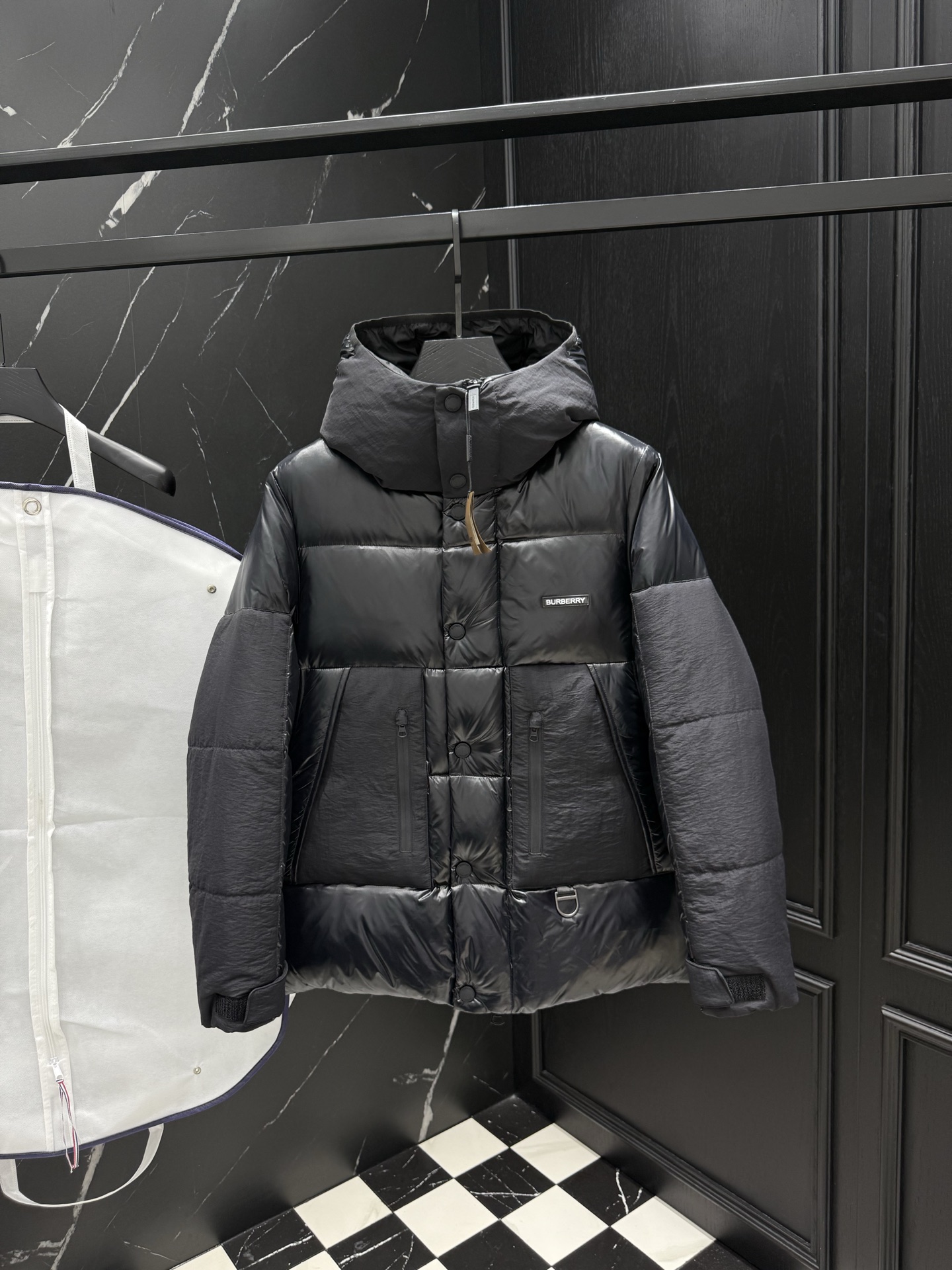 NO:520329,2025 autumn and winter new original 1:1 custom hardware accessories are fully imported and customized. Welcome to counter comparison. Absolutely high quality. Use top-grade 95 white duck down. Super soft. Flush and full. Super heavy fabric has a perfect fit. Pay attention to the super comfortable fabric. Exclusive model. Non-market goods. Same size for men and women. S~XXL,,alexander wang.198609092025秋冬新款原版1:1订制五金配件全进口原版定制 欢迎专柜对比 绝对的高品质 采用顶级95白鸭绒 超柔软 充羽量蓬松饱满 超级重面料做工杠杠的版型完美 注意面料超舒服 独家款 非市场货 男女同款尺码S ～XXL,,alexander wang,Men's clothing