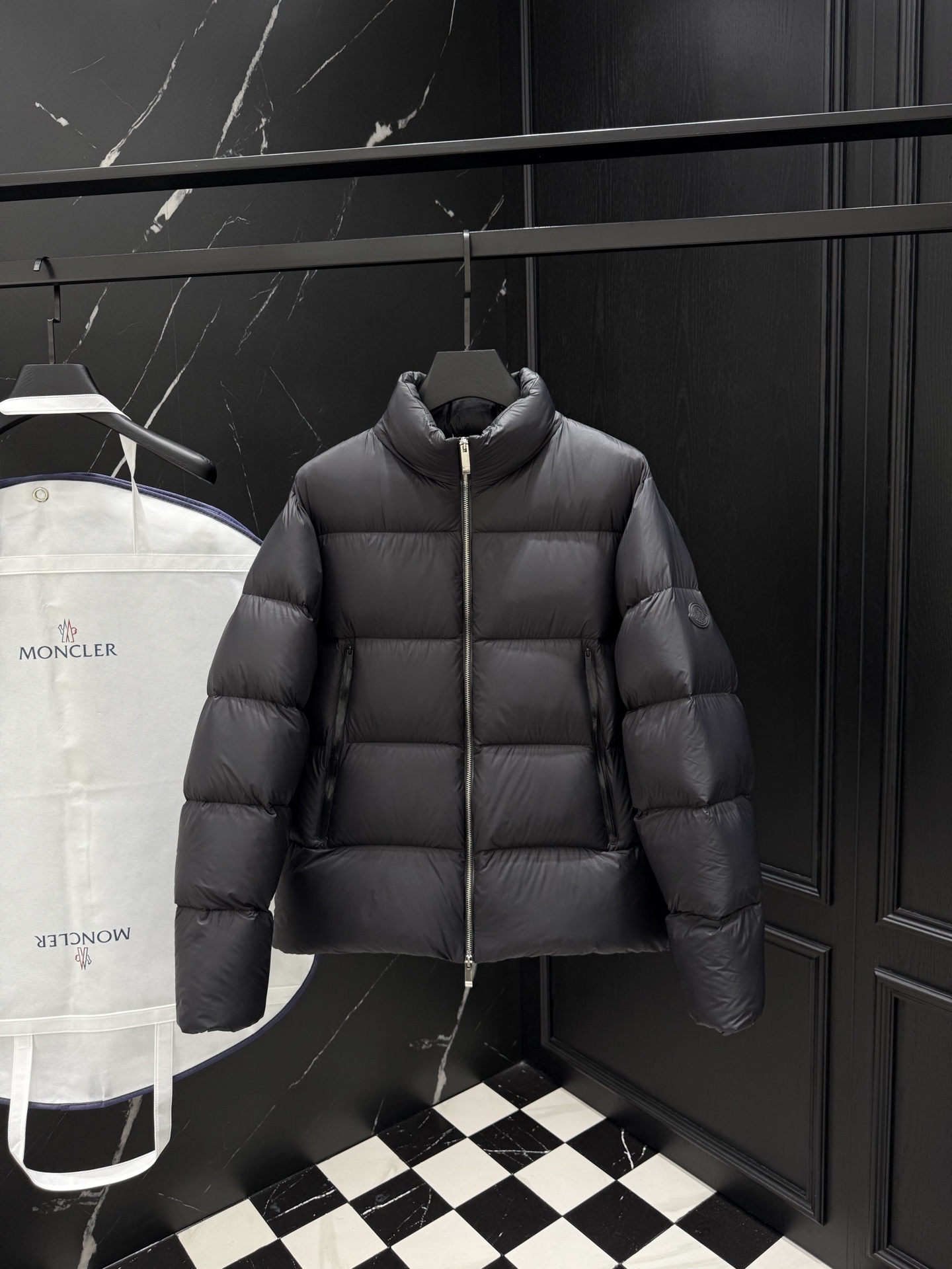 NO:520324,2025 autumn and winter new original 1:1 custom hardware accessories are fully imported and customized. Welcome to the counter comparison. Absolutely high quality. Use top-grade 95 white duck down. Super soft. Flush and full. Super heavy fabric has a perfect fit. Pay attention to the super comfortable fabric. Exclusive model. Non-market goods. Size 12345 for men and women. Alexander wang.198609092025秋冬新款原版1:1订制五金配件全进口原版定制 欢迎专柜对比 绝对的高品质 采用顶级95白鸭绒 超柔软 充羽量蓬松饱满 超级重面料做工杠杠的版型完美 注意面料超舒服 独家款 非市场货 男女同款尺码12345,,alexander wang,Men's clothing