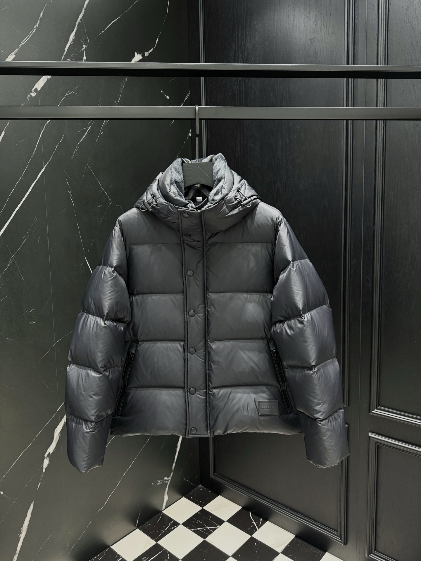 NO:547756,2025 new autumn and winter new original 1:1 customized hardware accessories are all imported and original customization. Welcome to compare at the counter. Absolutely high quality. Made of top-grade 95 white duck down. Super soft. Filled with fluffy and full feathers. Super heavy fabrics with perfect workmanship. Pay attention to the fabrics are super comfortable. Exclusive model. Non-market goods. Same size for men and women, M ~ XXXL,, alexander wang198609092025秋冬新款原版1:1订制五金配件全进口原版定制 欢迎专柜对比 绝对的高品质 采用顶级95白鸭绒 超柔软 充羽量蓬松饱满 超级重面料做工杠杠的版型完美 注意面料超舒服 独家款 非市场货 男女同款尺码M ～XXXL,,alexander wang,Men's clothing