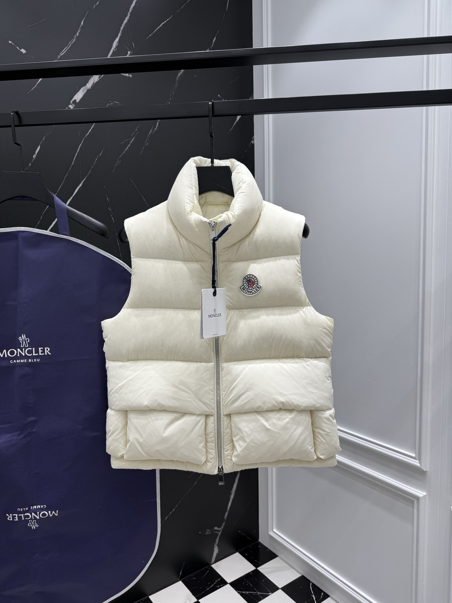 NO:599307,2025 new autumn and winter new original 1:1 custom-made hardware accessories are all imported and original customization. Welcome to compare at the counter. Absolutely high quality. Made of top-grade 95 white duck down. Super soft. Full and fluffy. Super heavy fabric. Perfect workmanship. Note that the fabric is super comfortable. Exclusive model. Non-market goods. Same size for men and women. 01234,,alexander wang198609092025秋冬新款原版1:1订制五金配件全进口原版定制 欢迎专柜对比 绝对的高品质 采用顶级95白鸭绒 超柔软 充羽量蓬松饱满 超级重面料做工杠杠的版型完美 注意面料超舒服 独家款 非市场货 男女同款尺码01234,,alexander wang,Men's clothing