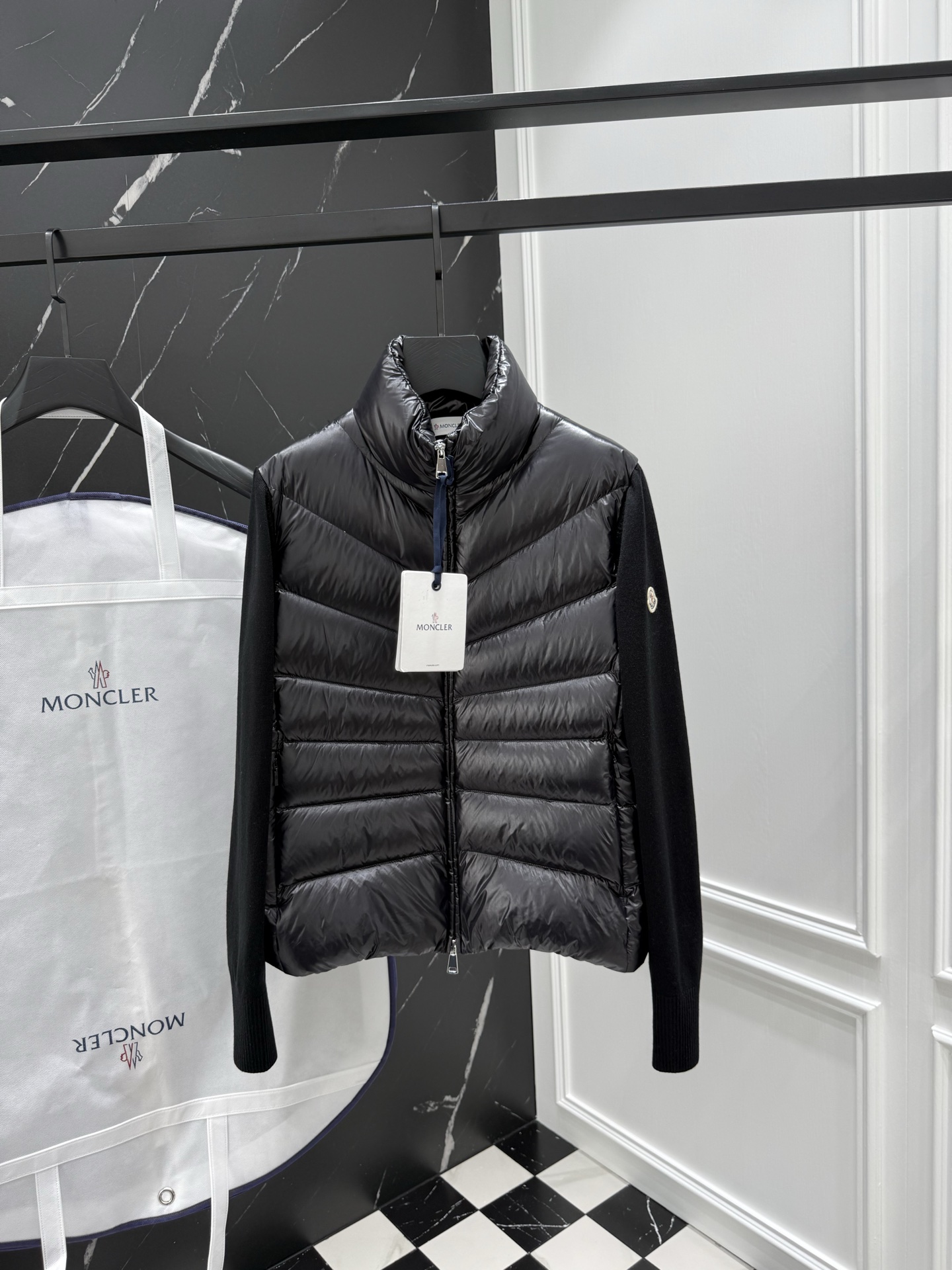 NO:572431,Down 2025 autumn and winter new original 1:1 customized hardware accessories are all imported and original customized. Counter comparisons are welcome. Absolutely high quality. Use top-grade 95 white duck down. Super soft. Filled with feathers and fluffy. Super heavy fabrics with perfect workmanship. Pay attention to the fabrics are super comfortable. Exclusive model. Non-market goods. Women's size 0123, down jacket, alexander wang19860909羽绒 2025秋冬新款原版1:1订制五金配件全进口原版定制 欢迎专柜对比 绝对的高品质 采用顶级95白鸭绒 超柔软 充羽量蓬松饱满 超级重面料做工杠杠的版型完美 注意面料超舒服 独家款 非市场货 女款尺码0123,,down jacket,alexander wang,Men's clothing