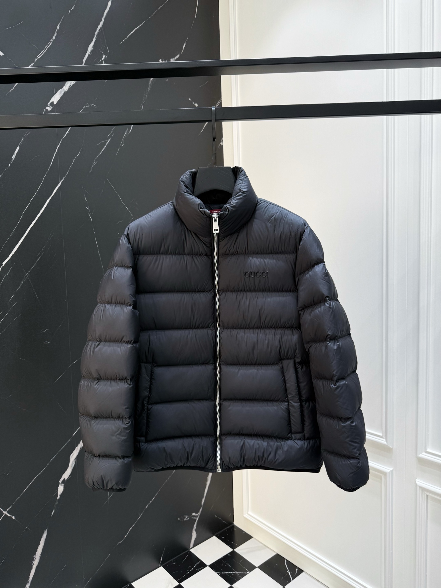 NO:539114,Down 2025 autumn and winter new original 1:1 custom hardware accessories are fully imported and customized. Welcome to counter comparison. Absolutely high quality. Use top-grade 95 white duck down. Super soft. Fluffy and full. Super heavy fabric has a perfect fit. Pay attention to the super comfortable fabric. Exclusive model. Non-market goods. Same size for men and women. M~XXXL,, down jacket, alexander wang.19860909羽绒 2025秋冬新款原版1:1订制五金配件全进口原版定制 欢迎专柜对比 绝对的高品质 采用顶级95白鸭绒 超柔软 充羽量蓬松饱满 超级重面料做工杠杠的版型完美 注意面料超舒服 独家款 非市场货 男女同款款尺码M ～XXXL,,down jacket,alexander wang,Men's clothing