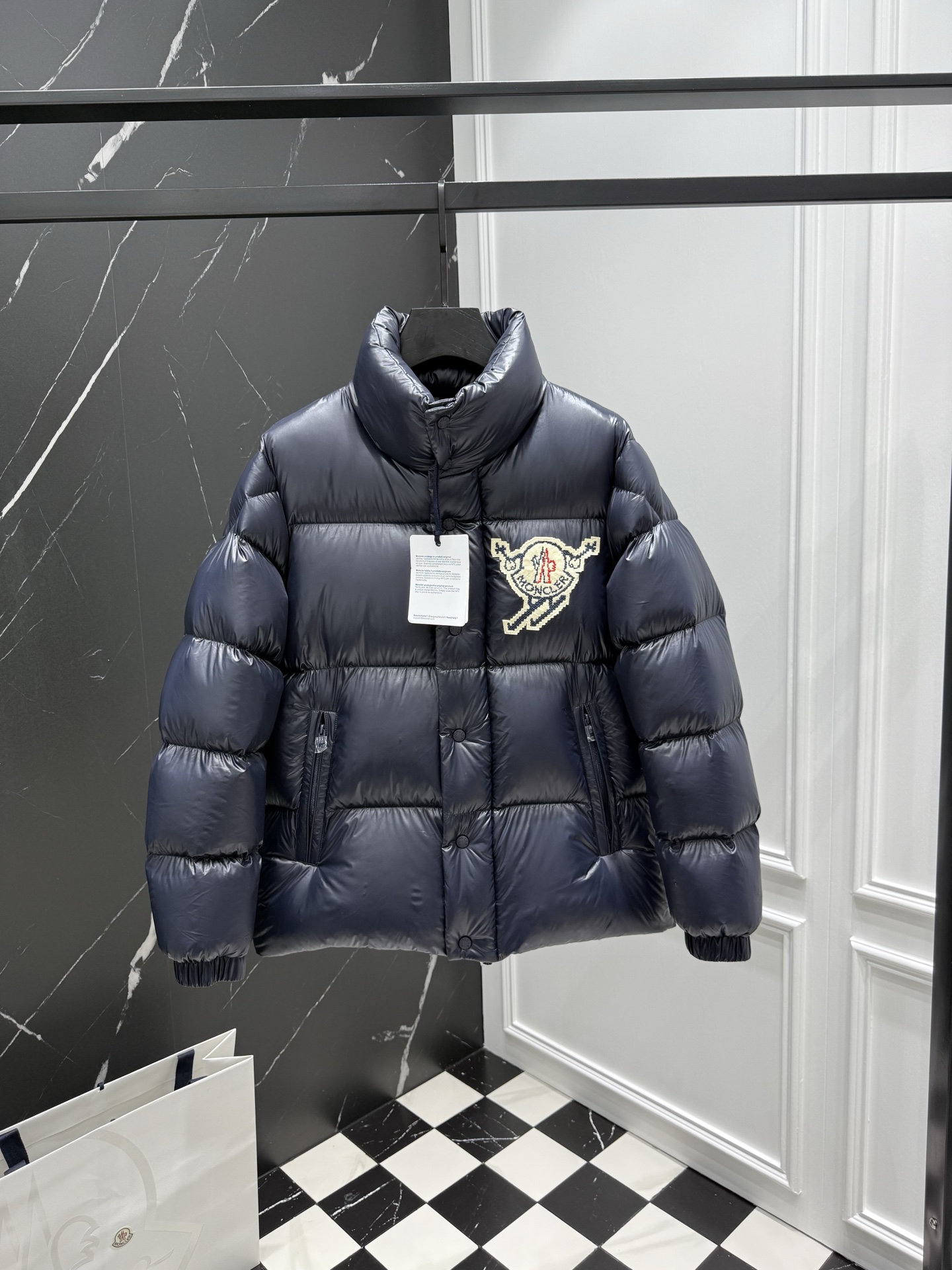 NO:623393,2025 new autumn and winter new original 1:1 customized hardware accessories are all imported and original customization. Welcome to compare at the counter. Absolutely high quality. Made of top-grade 95 white duck down. Super soft. Full and fluffy. Super heavy fabric. Perfect workmanship. Pay attention to the fabric. Super comfortable. Exclusive model. Non-market goods. Same size for men and women. 12345, alexander wang198609092025秋冬新款原版1:1订制五金配件全进口原版定制 欢迎专柜对比 绝对的高品质 采用顶级95白鸭绒 超柔软 充羽量蓬松饱满 超级重面料做工杠杠的版型完美 注意面料超舒服 独家款 非市场货 男女同款款尺码12345,,alexander wang,Men's clothing