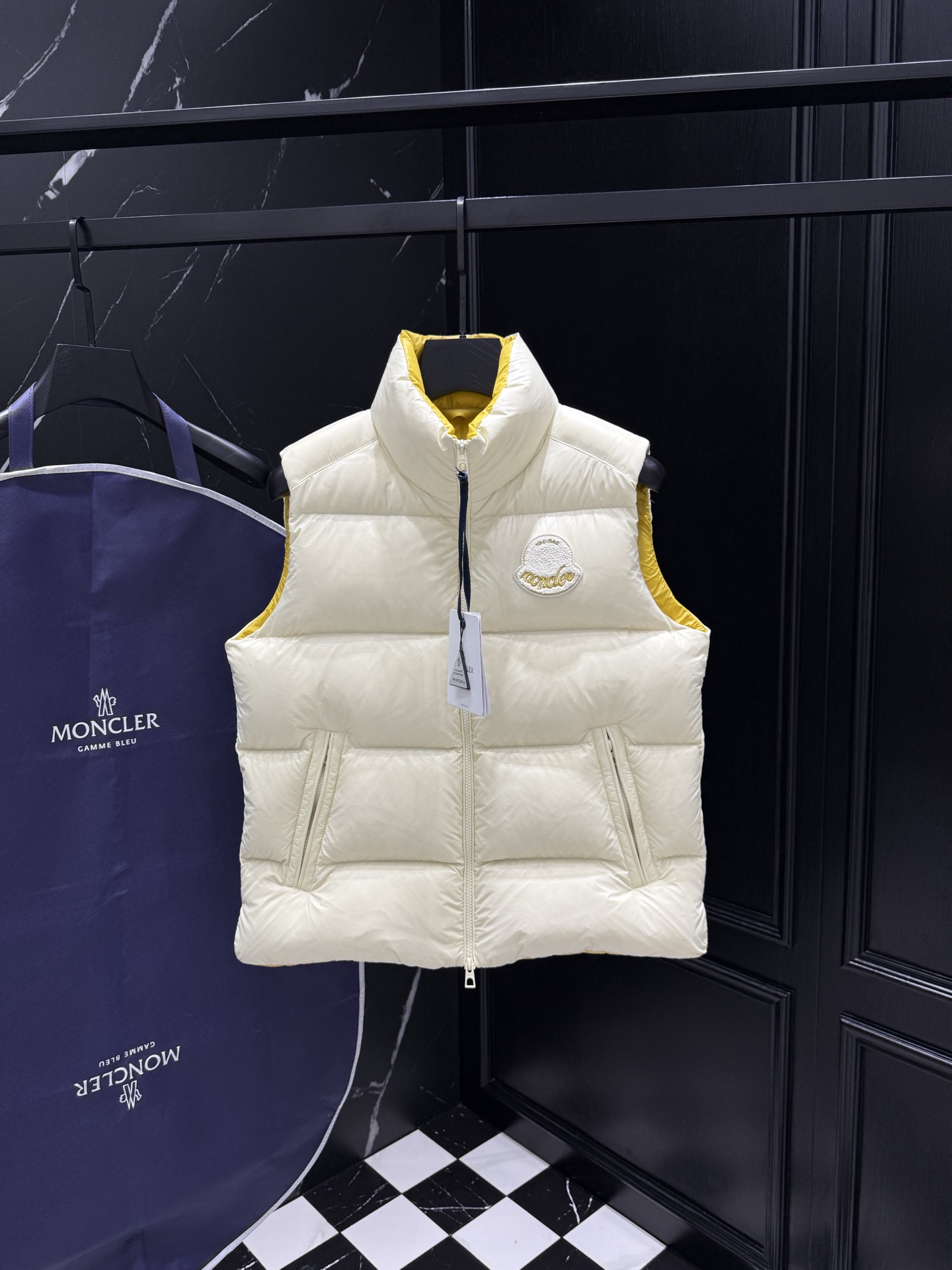 NO:540162,Down, 1:1 original custom hardware accessories imported from 1:1. Welcome to the counter comparison. Absolutely high quality. Use top-grade 95 white duck down. Super soft. Flush and full. Super heavy fabric with a perfect fit. Pay attention to the super comfortable fabric. Exclusive model. Non-market goods. Size 12345 for men and women., down jacket, alexander wang.19860909羽绒 秋冬新款原版1:1订制五金配件全进口原版定制 欢迎专柜对比 绝对的高品质 采用顶级95白鸭绒 超柔软 充羽量蓬松饱满 超级重面料做工杠杠的版型完美 注意面料超舒服 独家款 非市场货 男女同款款尺码12345,,down jacket,alexander wang,Men's clothing