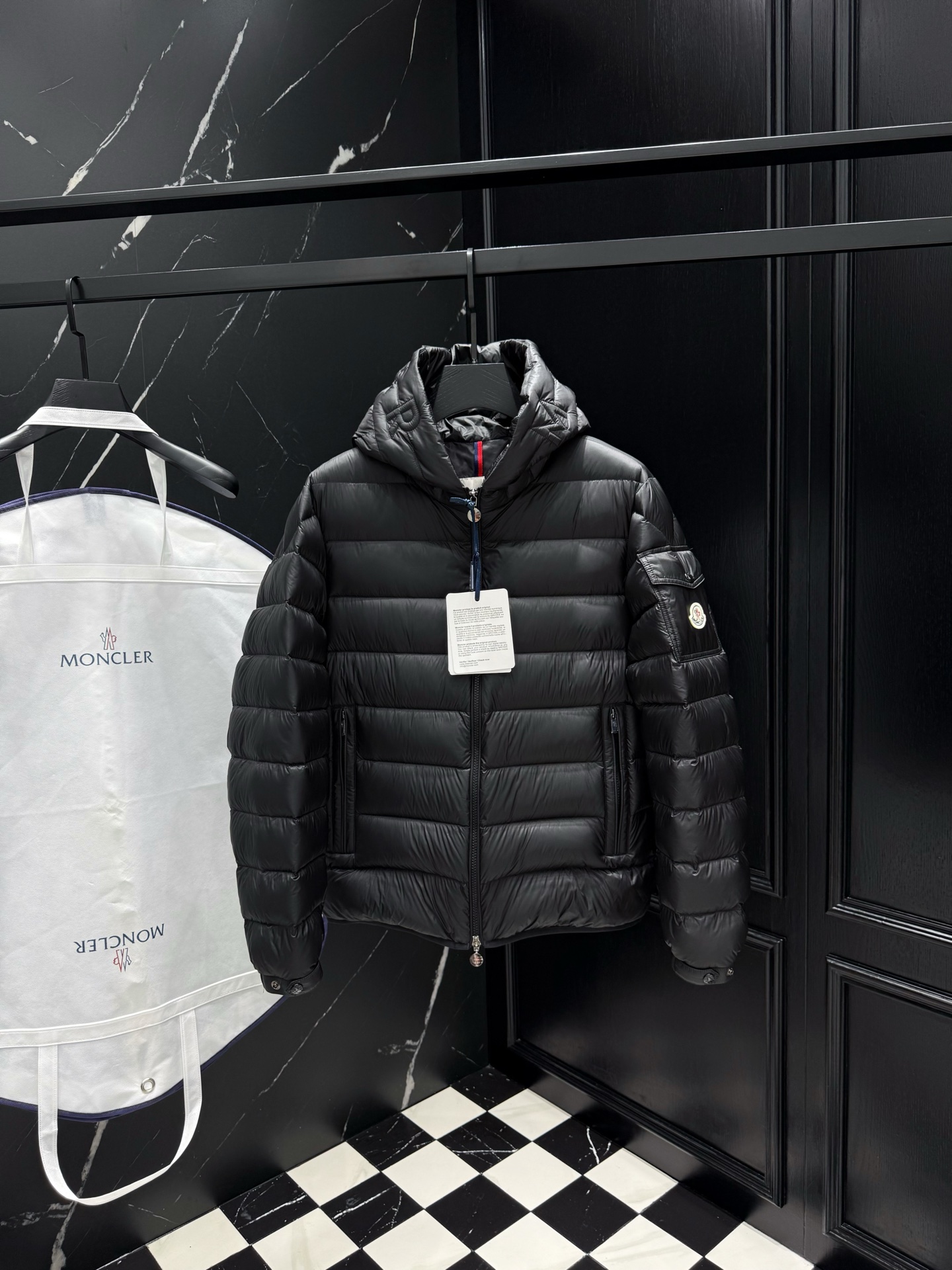 NO:599311,Down 2025 autumn and winter new original 1:1 customized hardware accessories are all imported and original customized. Counter comparisons are welcome. Absolutely high quality. Made of top-grade 95 white duck down. Super soft. Filled with feathers and fluffy. Super heavy fabrics with perfect workmanship. Pay attention to the fabrics are super comfortable. Exclusive model. Non-market goods. Same size for men and women. 12345, down jacket, alexander wang19860909羽绒 2025秋冬新款原版1:1订制五金配件全进口原版定制 欢迎专柜对比 绝对的高品质 采用顶级95白鸭绒 超柔软 充羽量蓬松饱满 超级重面料做工杠杠的版型完美 注意面料超舒服 独家款 非市场货 男女同款款尺码12345,,down jacket,alexander wang,Men's clothing