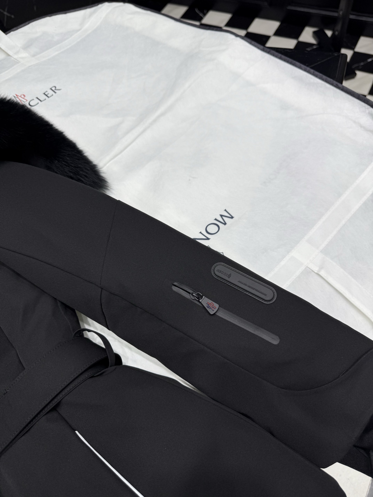 MONCLER Black Down Jacket with Fur Hood Winter Warm Padded Coat 5 i1757776579217 6602 0 3
