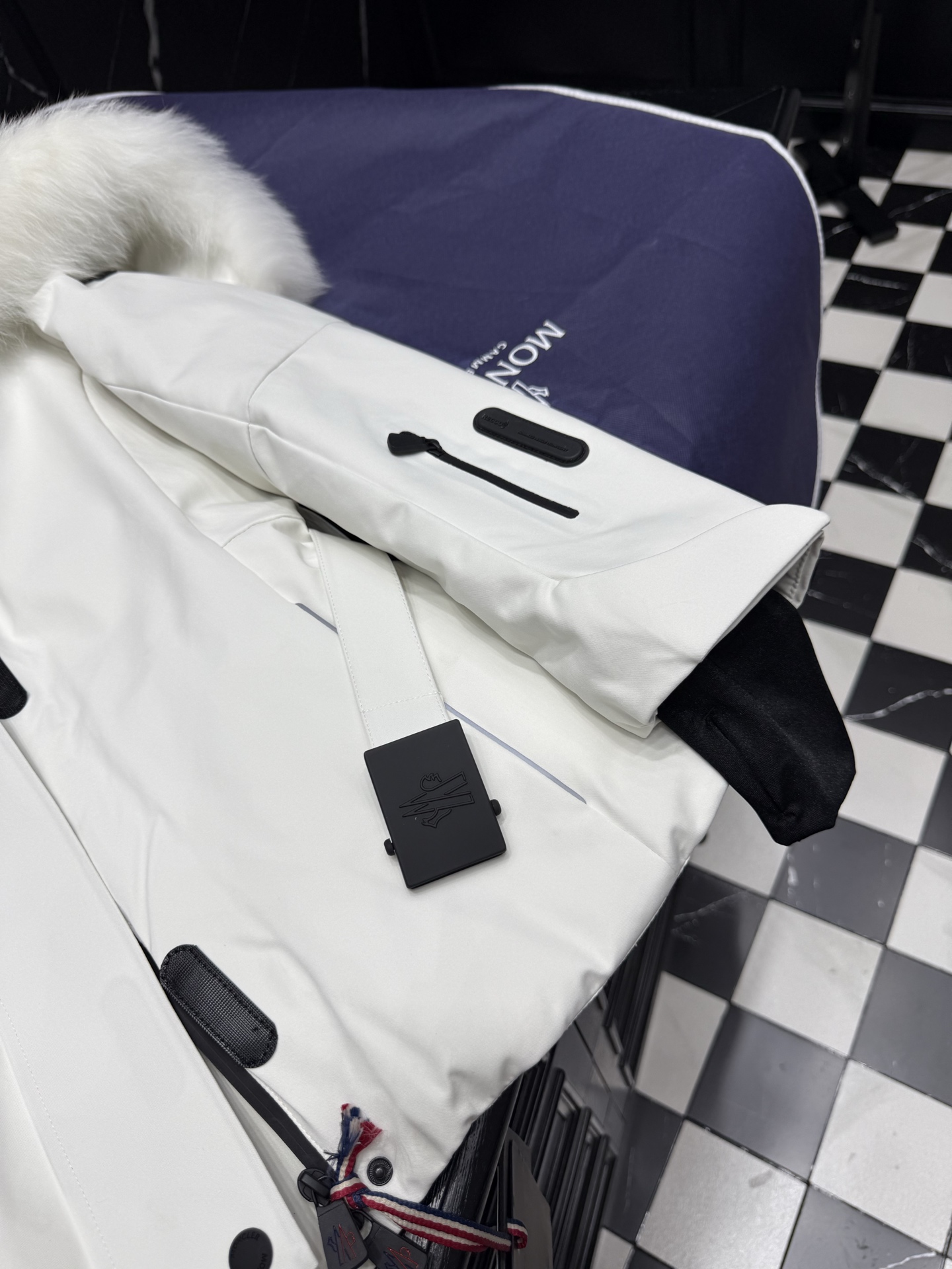MONCLER White Fur-Trimmed Belted Padded Coat - Stylish Winter Outerwear 6 i1757777677933 4097 0 5