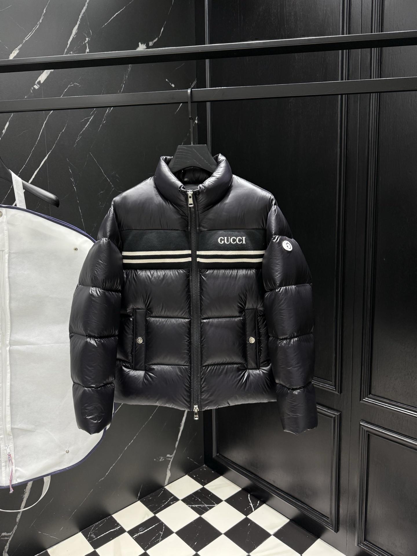 NO:566645,2025 new autumn and winter new original 1:1 customized hardware accessories are all imported and original customization. Welcome to compare at the counter. Absolutely high quality. Made of top-grade 95 white duck down. Super soft. Filled with fluffy and full feathers. Super heavy fabrics with perfect workmanship. Pay attention to the fabrics are super comfortable. Exclusive model. Non-market goods. Same size for men and women, M ~ XXXL,, alexander wang198609092025秋冬新款原版1:1订制五金配件全进口原版定制 欢迎专柜对比 绝对的高品质 采用顶级95白鸭绒 超柔软 充羽量蓬松饱满 超级重面料做工杠杠的版型完美 注意面料超舒服 独家款 非市场货 男女同款尺码M ～XXXL,,alexander wang,Men's clothing