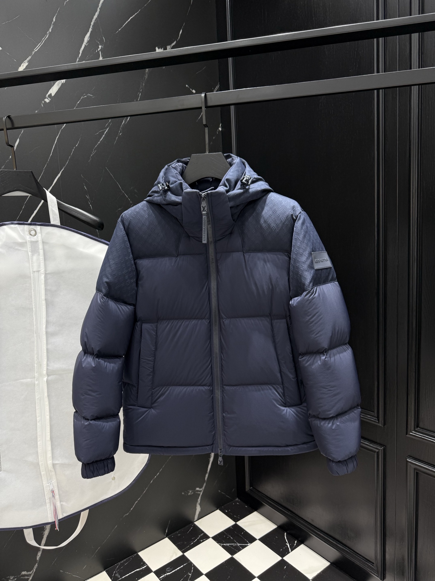 NO:683632,2025 autumn and winter new original 1:1 customized hardware accessories are all imported and original customization. Welcome to compare at the counter. Absolutely high quality. Made of top-grade 95 white duck down. Super soft. Filled with fluffy and full feathers. Super heavy fabrics with perfect workmanship. Note that the fabric is super comfortable. Exclusive model. Non-market goods. Same size for men and women, M ~ XXXL,,198609092025秋冬新款原版1:1订制五金配件全进口原版定制 欢迎专柜对比 绝对的高品质 采用顶级95白鸭绒 超柔软 充羽量蓬松饱满 超级重面料做工杠杠的版型完美 注意面料超舒服 独家款 非市场货 男女同款尺码M ～XXXL,,,Men's clothing