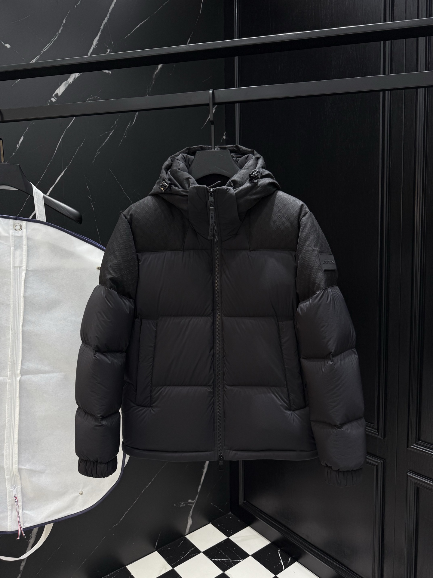 NO:599329,2025 new autumn and winter new original 1:1 customized hardware accessories are all imported and original customization. Welcome to compare at the counter. Absolutely high quality. Made of top-grade 95 white duck down. Super soft. Filled with fluffy and full feathers. Super heavy fabrics with perfect workmanship. Pay attention to the fabrics are super comfortable. Exclusive model. Non-market goods. Same size for men and women, M ~ XXXL,, alexander wang198609092025秋冬新款原版1:1订制五金配件全进口原版定制 欢迎专柜对比 绝对的高品质 采用顶级95白鸭绒 超柔软 充羽量蓬松饱满 超级重面料做工杠杠的版型完美 注意面料超舒服 独家款 非市场货 男女同款尺码M ～XXXL,,alexander wang,Men's clothing