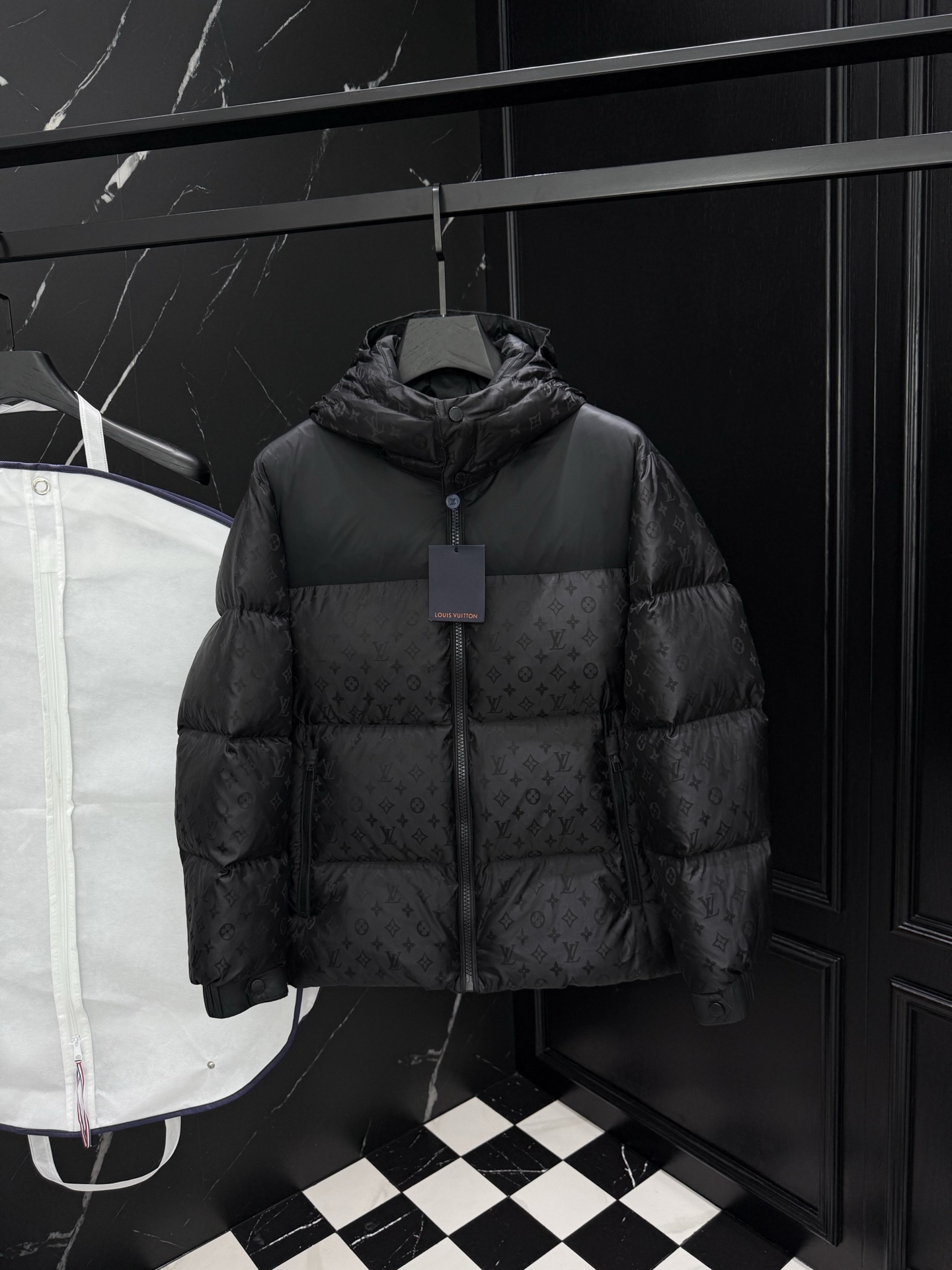 NO:540151,The new autumn and winter original 1:1 custom hardware accessories are fully imported and customized. Welcome to the counter comparison. Absolutely high quality. It uses top-grade 95 white duck down. Super soft. The feather is fluffy and full. The super heavy fabric has a perfect fit. Pay attention to the super comfortable fabric. Exclusive model. Non-market goods. Same size for men and women. M~XXXL,,alexander wang.19860909秋冬新款原版1:1订制五金配件全进口原版定制 欢迎专柜对比 绝对的高品质 采用顶级95白鸭绒 超柔软 充羽量蓬松饱满 超级重面料做工杠杠的版型完美 注意面料超舒服 独家款 非市场货 男女同款尺码M ～XXXL,,alexander wang,Men's clothing