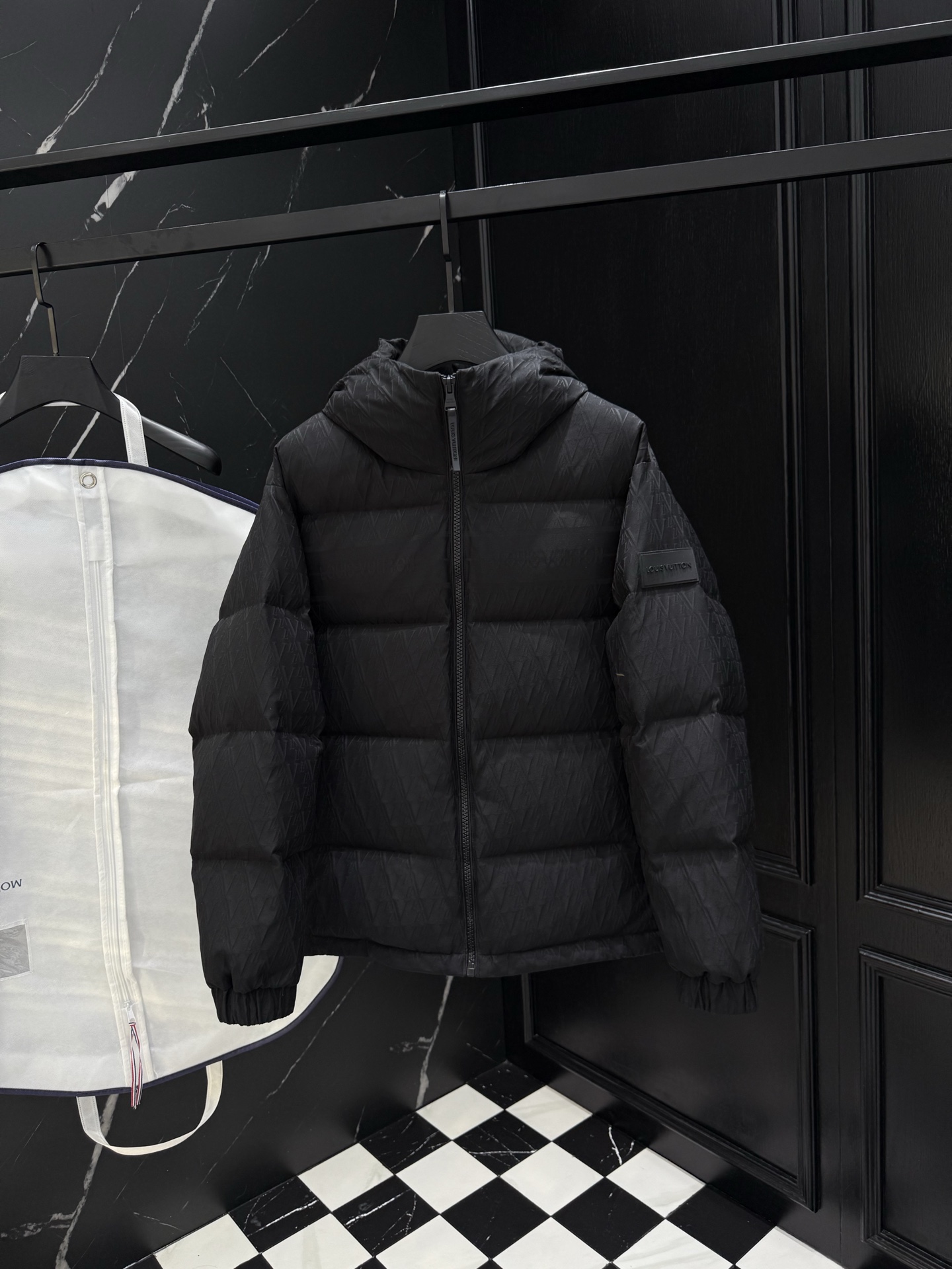 NO:570774,2025 autumn and winter new original 1:1 customized hardware accessories are all imported and original customization. Welcome to compare at the counter. Absolutely high quality. Made of top-grade 95 white duck down. Super soft. Full and fluffy. Super heavy fabric. Perfect workmanship. Pay attention to the fabric. Super comfortable. Exclusive model. Non-market goods. Same size for men and women. M ~ XXXI,, alexander wang198609092025秋冬新款原版1:1订制五金配件全进口原版定制 欢迎专柜对比 绝对的高品质 采用顶级95白鸭绒 超柔软 充羽量蓬松饱满 超级重面料做工杠杠的版型完美 注意面料超舒服 独家款 非市场货 男女同款尺码M ～XXXI,,alexander wang,Men's clothing